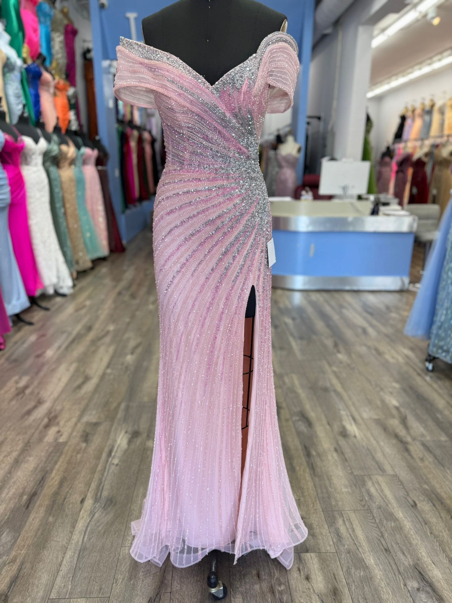 Vestido Ajustado de Tul con Hombros Descubiertos y Adornado con Cuentas, Colores Nude y Pink