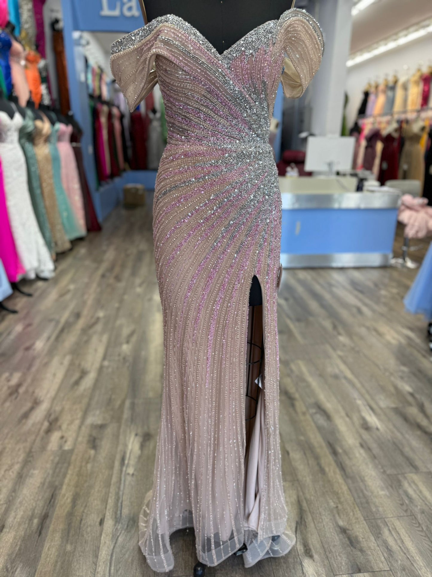 Vestido Ajustado de Tul con Hombros Descubiertos y Adornado con Cuentas, Colores Nude y Pink
