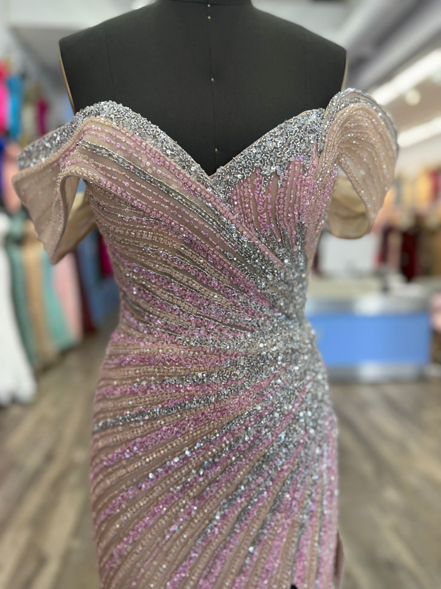 Vestido Ajustado de Tul con Hombros Descubiertos y Adornado con Cuentas, Colores Nude y Pink