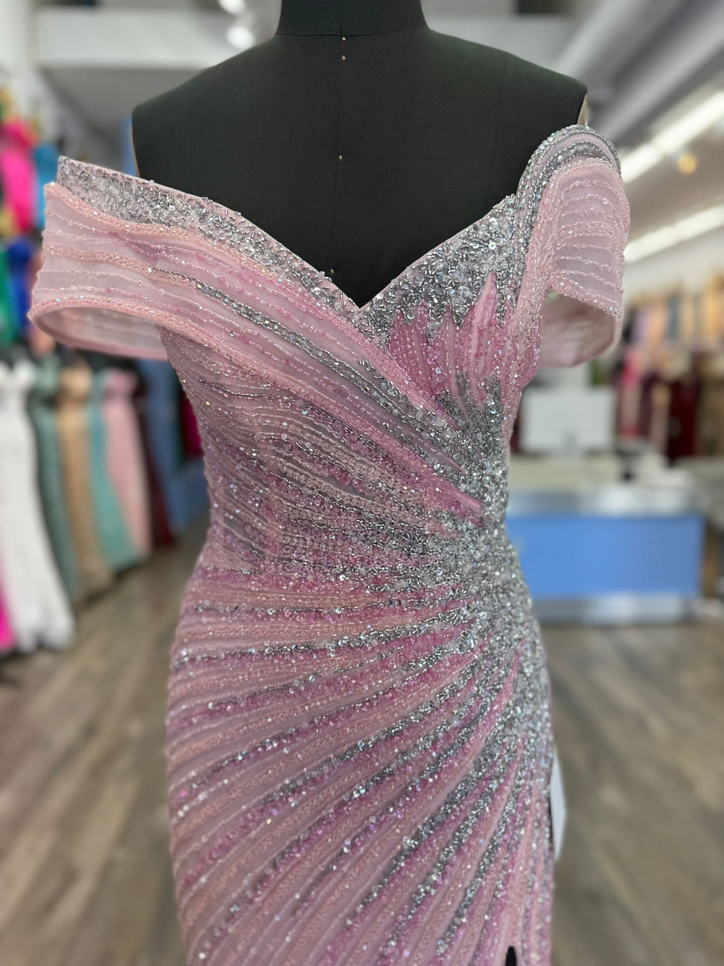 Vestido Ajustado de Tul con Hombros Descubiertos y Adornado con Cuentas, Colores Nude y Pink