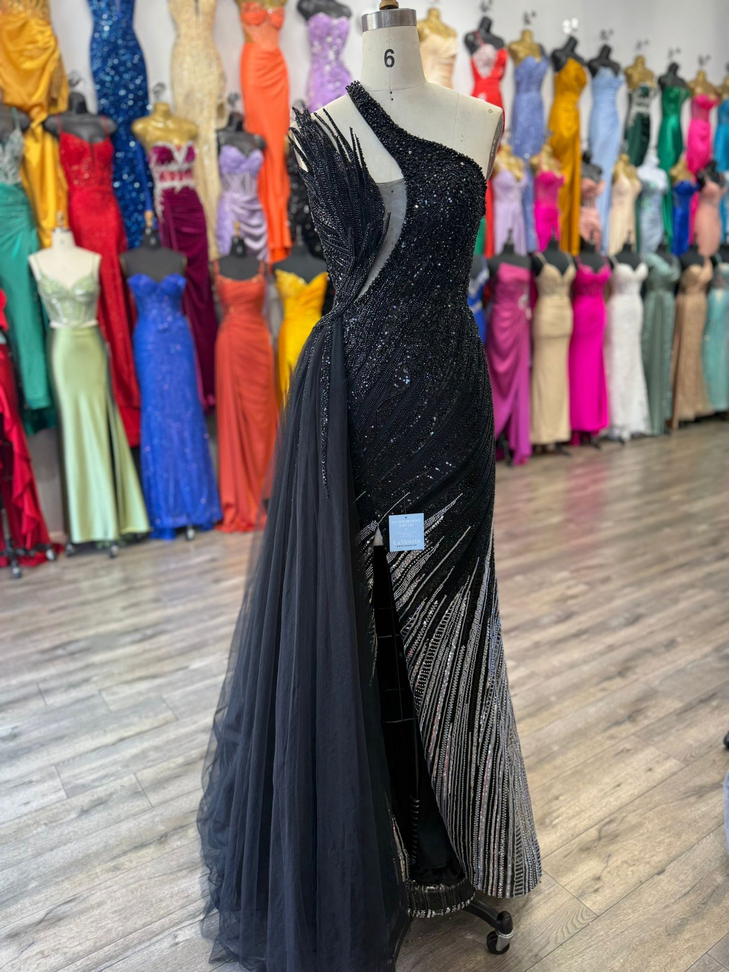 Vestido con Aplicaciones en Cuentascon Tirante Cruzado y Sobrefalda de Tul con Cauda (Varios Colores)