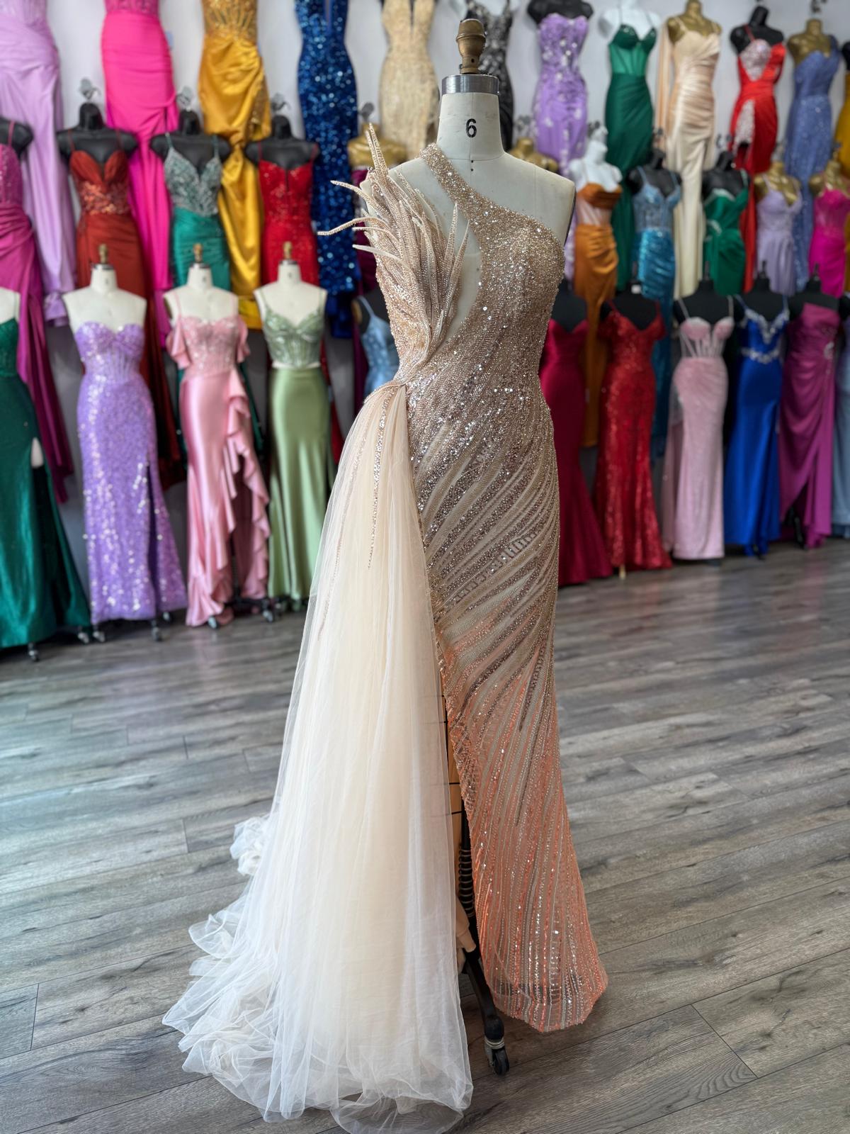 Vestido con Aplicaciones en Cuentascon Tirante Cruzado y Sobrefalda de Tul con Cauda (Varios Colores)