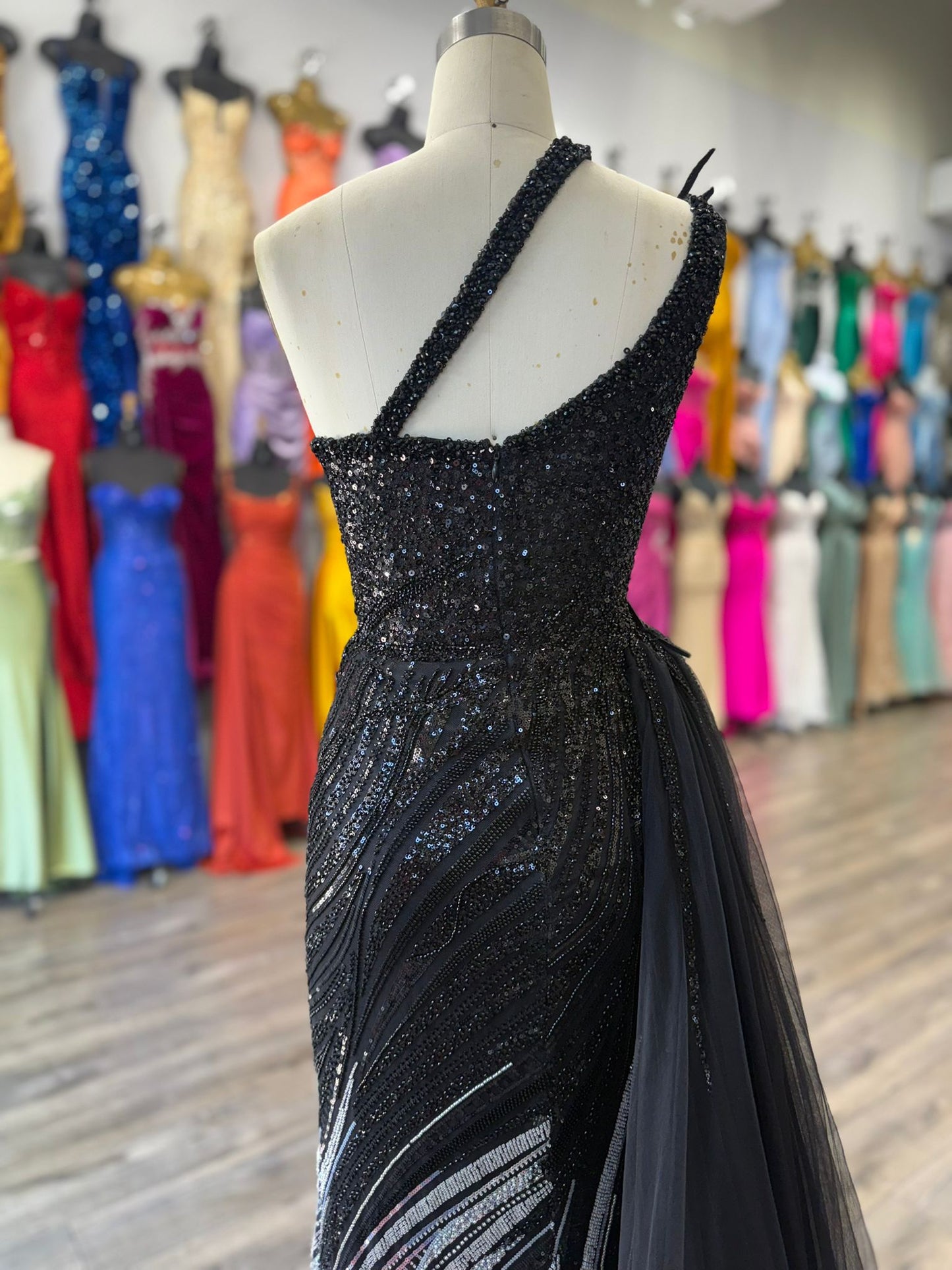 Vestido con Aplicaciones en Cuentascon Tirante Cruzado y Sobrefalda de Tul con Cauda (Varios Colores)
