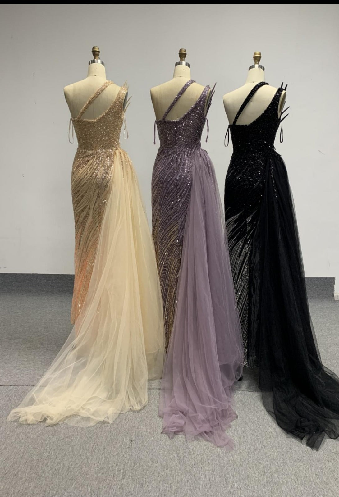 Vestido con Aplicaciones en Cuentascon Tirante Cruzado y Sobrefalda de Tul con Cauda (Varios Colores)