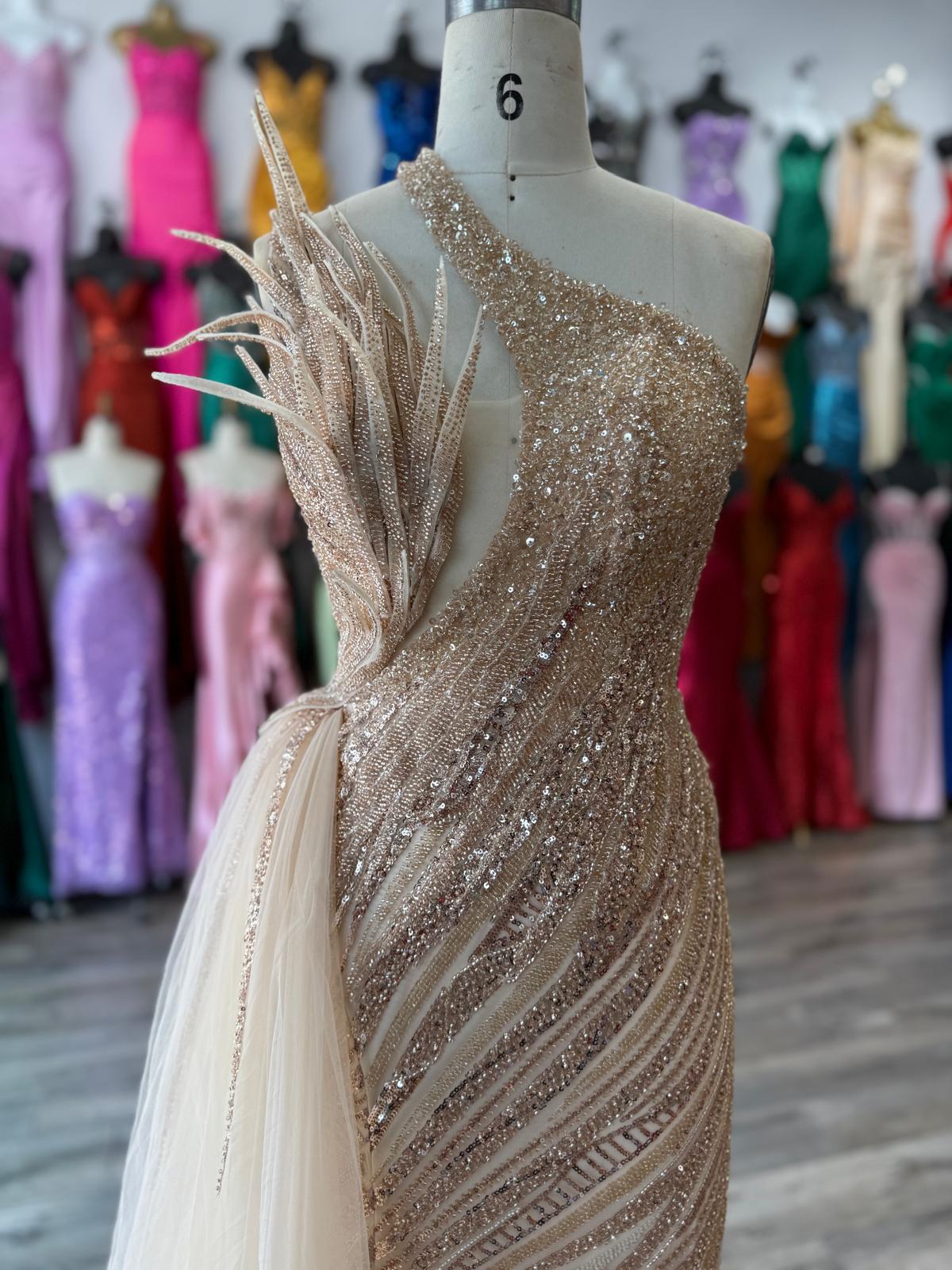 Vestido con Aplicaciones en Cuentascon Tirante Cruzado y Sobrefalda de Tul con Cauda (Varios Colores)