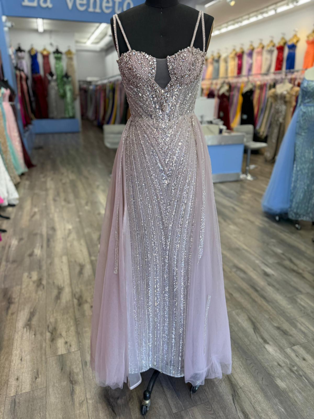 Vestido de Alta Costura en línea recta con acabados en Cristales con sobrefalda. (Varios Colores)