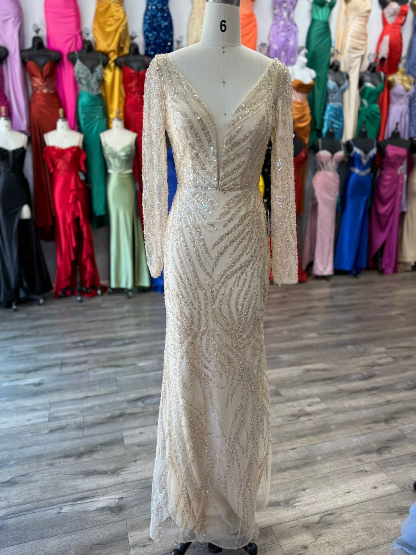 Vestido Corte Sirena con Escote Profundo en V, Manga Larga y Aplicaciones en Lentejuelas (Varios Colores)