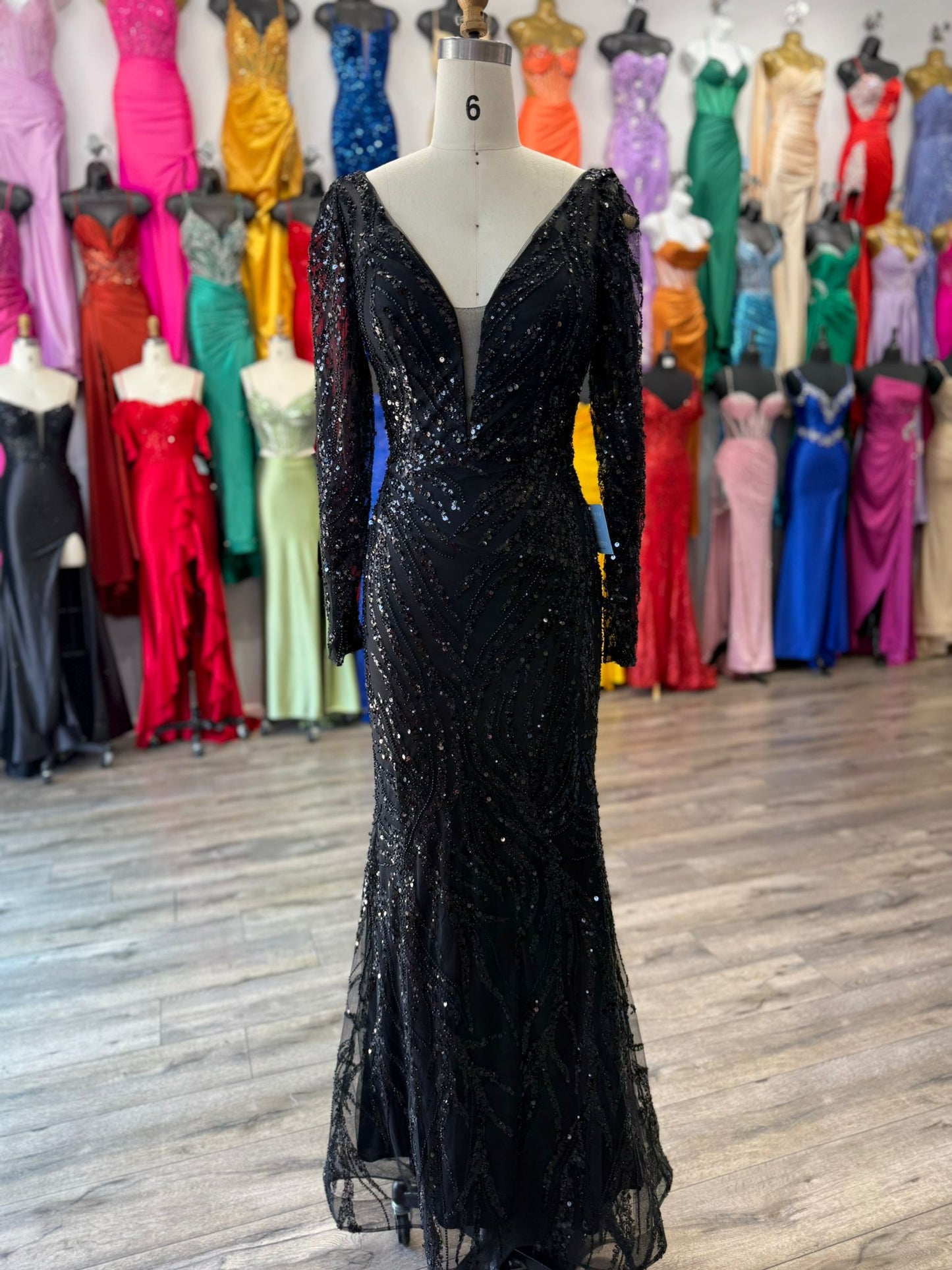 Vestido Corte Sirena con Escote Profundo en V, Manga Larga y Aplicaciones en Lentejuelas (Varios Colores)