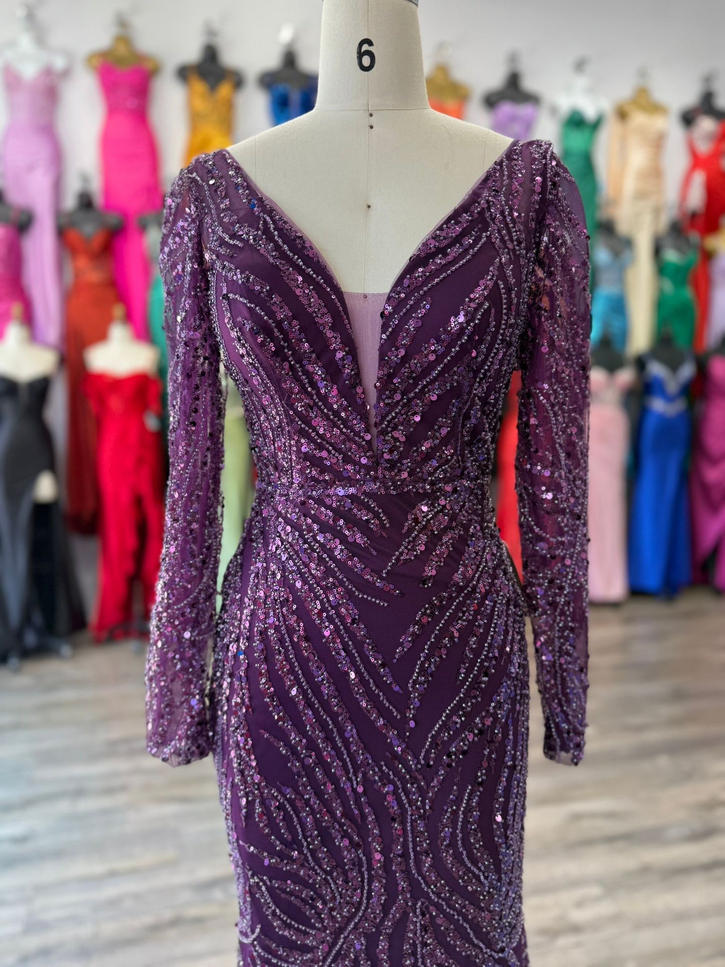 Vestido Corte Sirena con Escote Profundo en V, Manga Larga y Aplicaciones en Lentejuelas (Varios Colores)