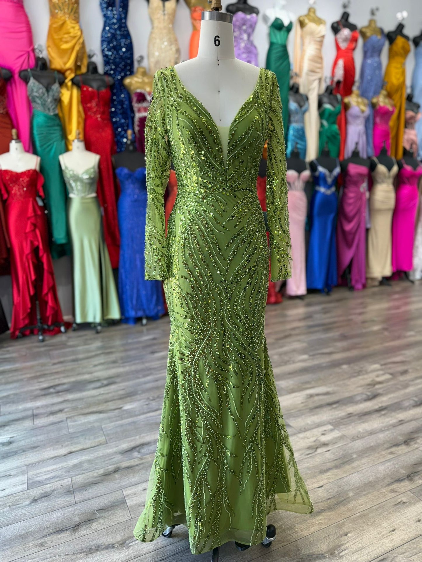 Vestido Corte Sirena con Escote Profundo en V, Manga Larga y Aplicaciones en Lentejuelas (Varios Colores)