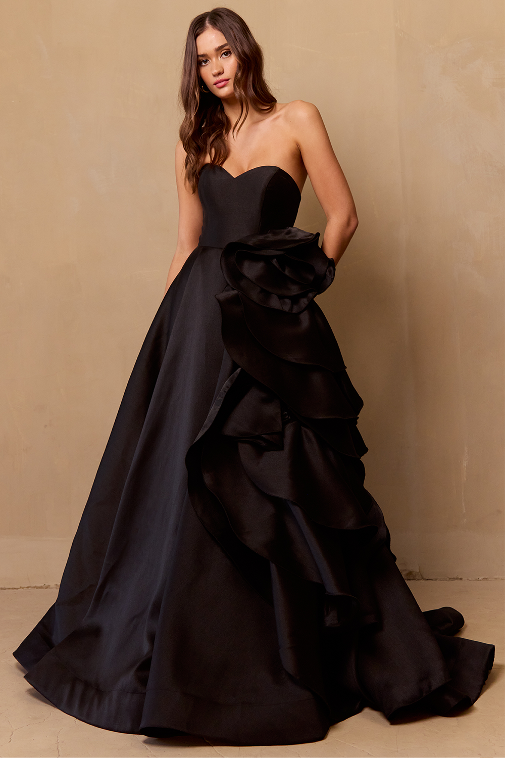 Vestido en Linea A Liso con Aplicación de Flor y Olanes a un Costado, Colores Black y Emerald Green
