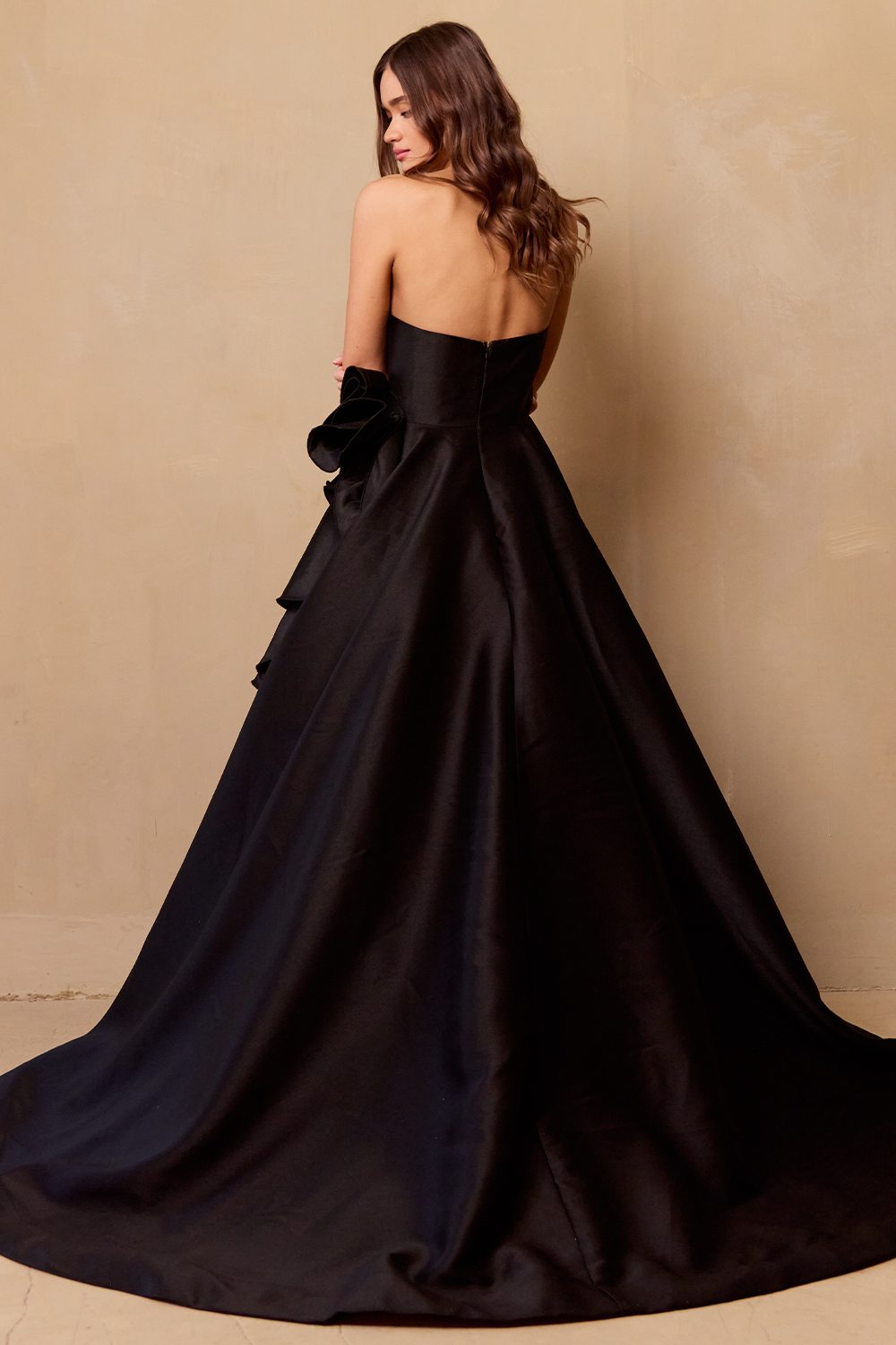 Vestido en Linea A Liso con Aplicación de Flor y Olanes a un Costado, Colores Black y Emerald Green