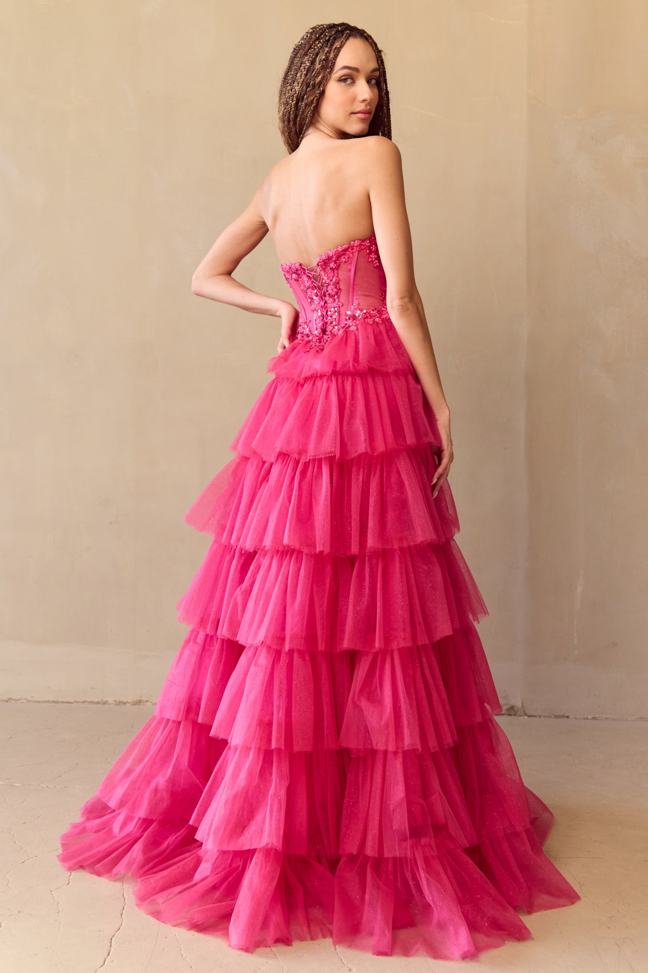 Vestido en Línea A con Abertura en la Pierna Falda con Olanes y Corsé Bordado Colores Hot Pink y Black