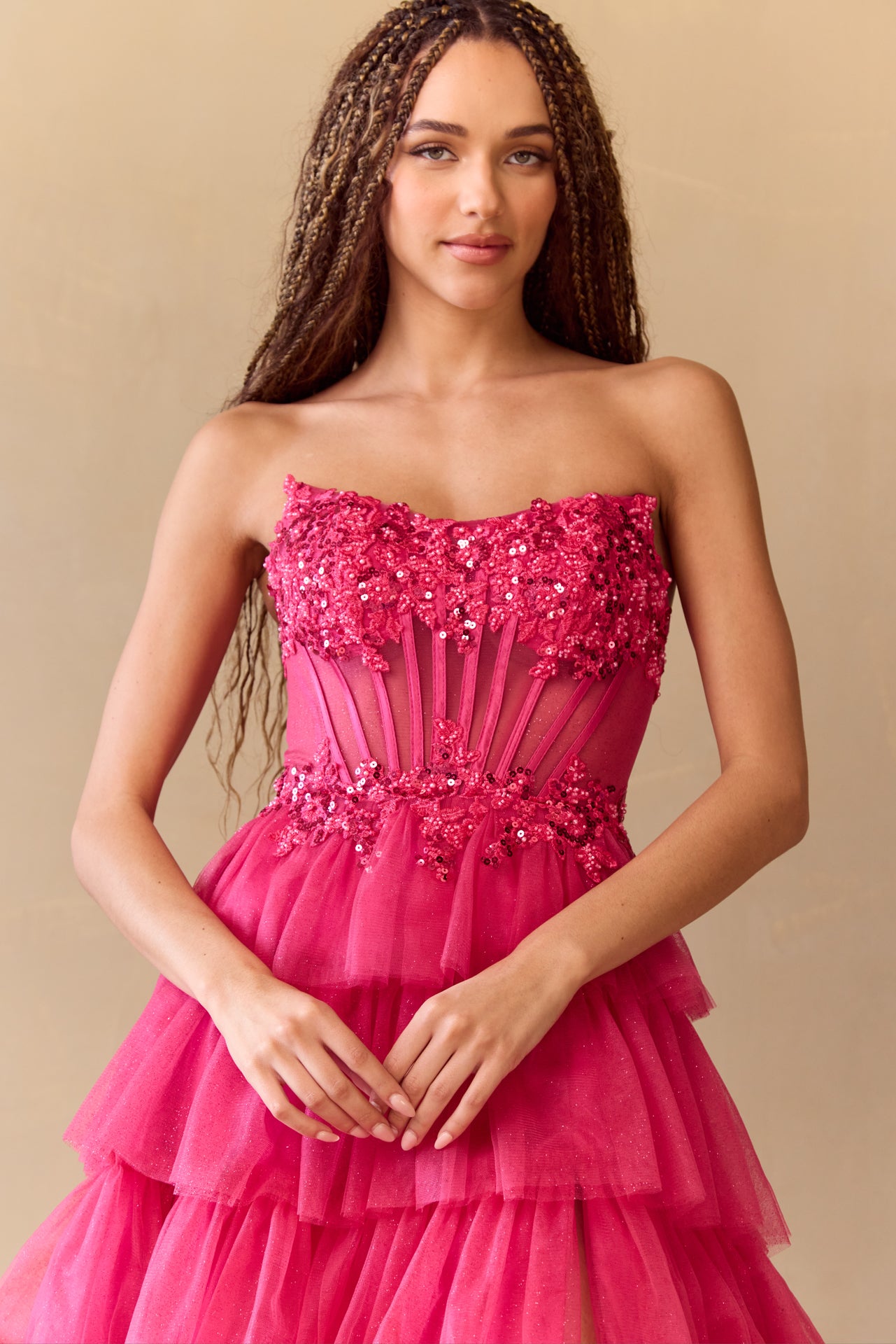 Vestido en Línea A con Abertura en la Pierna Falda con Olanes y Corsé Bordado Colores Hot Pink y Black