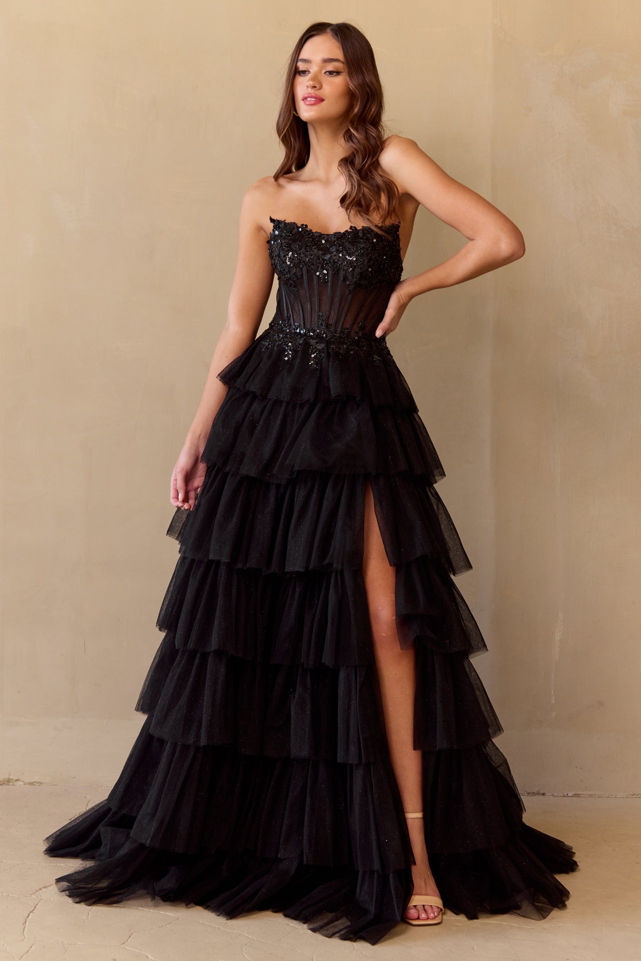 Vestido en Línea A con Abertura en la Pierna Falda con Olanes y Corsé Bordado Colores Hot Pink y Black