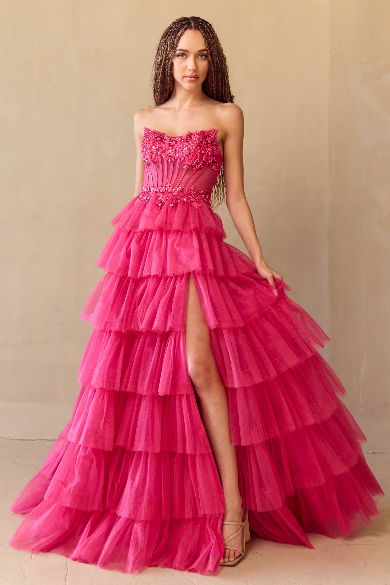 Vestido en Línea A con Abertura en la Pierna Falda con Olanes y Corsé Bordado Colores Hot Pink y Black