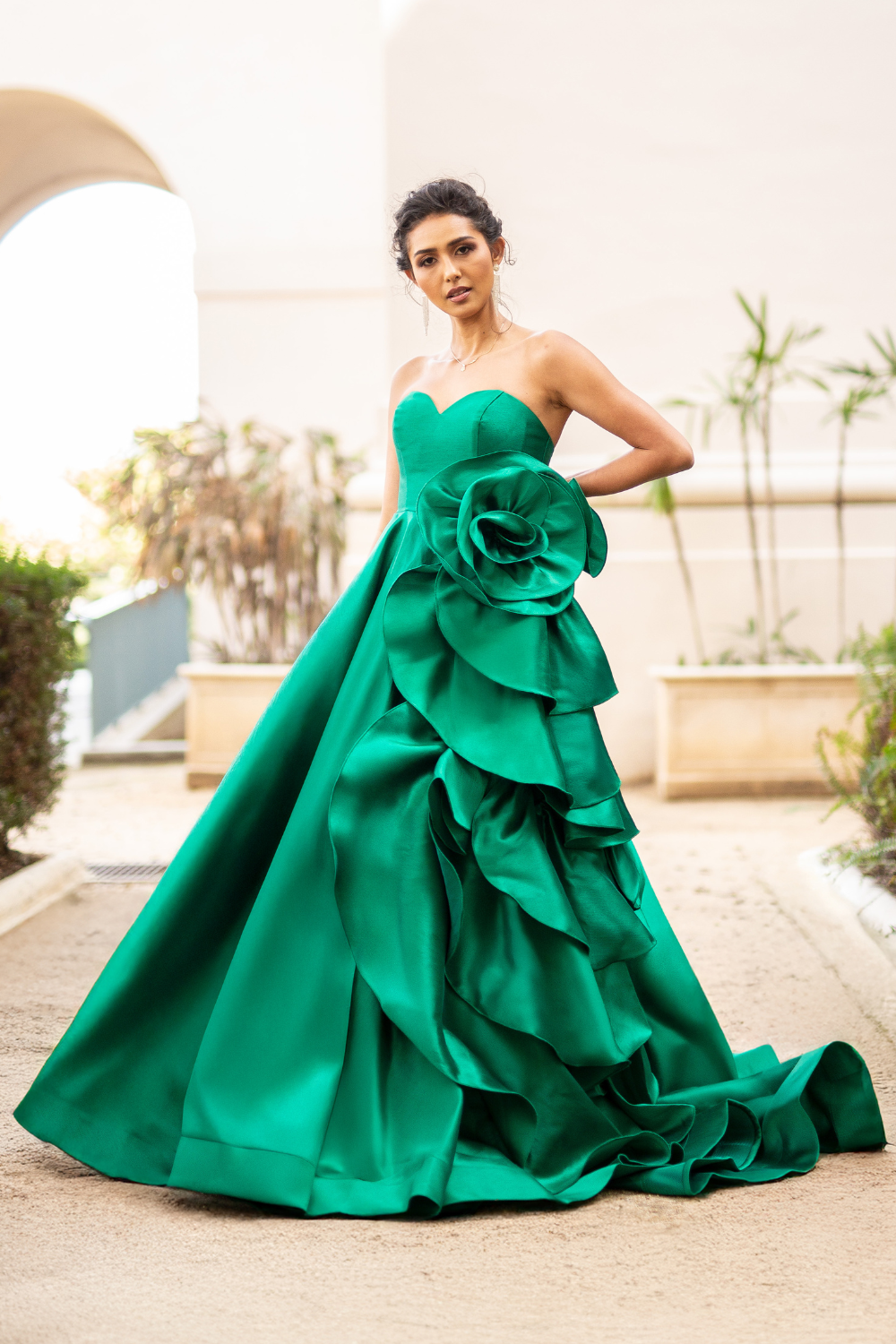 Vestido en Linea A Liso con Aplicación de Flor y Olanes a un Costado, Colores Black y Emerald Green