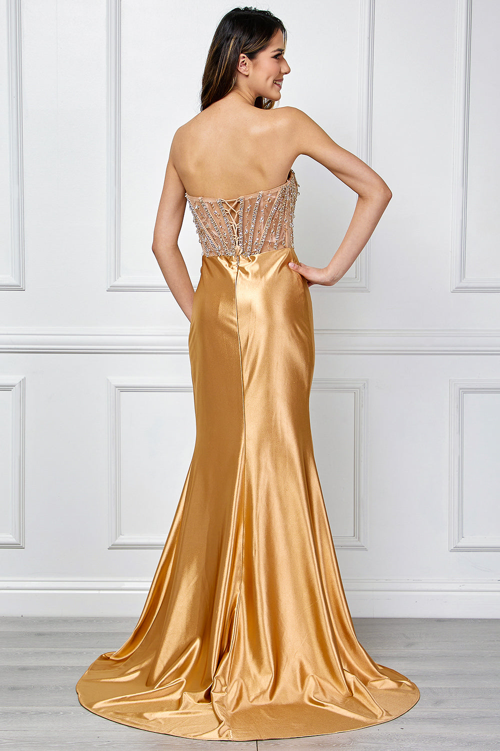 Vestido en Corte Sirena con Abertura en la Pierna Escote Semitransparente Bordado. Colores Gold y Navy