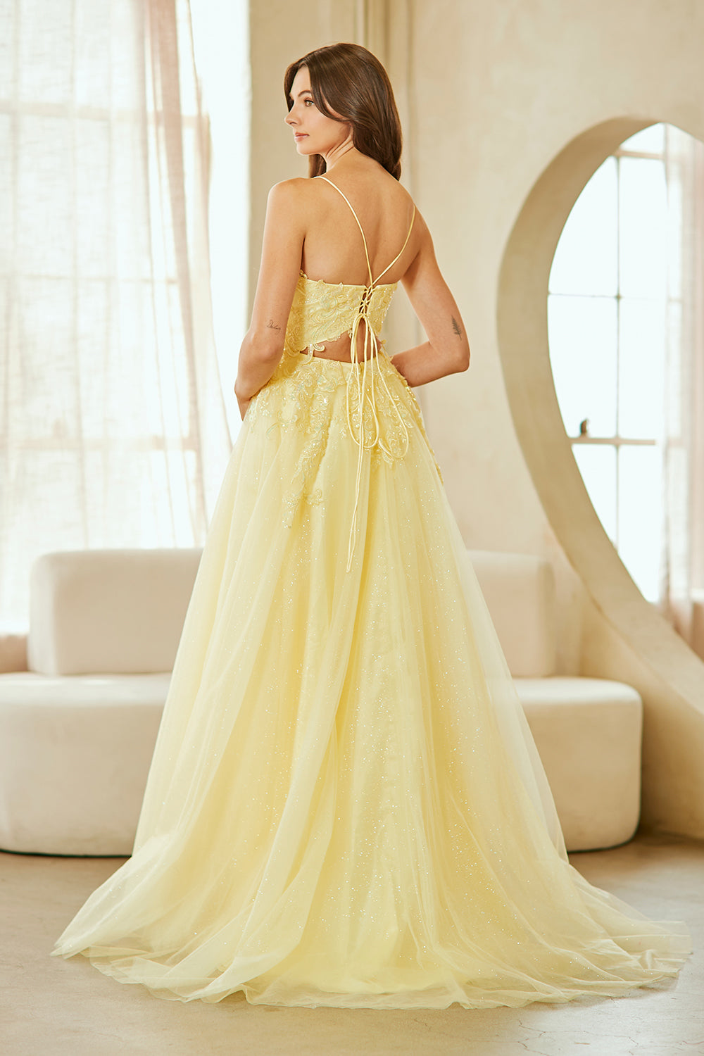 Vestido en Línea A de Tul con Forro y con Abertura a aun costado y detalles de Encaje brilloso (Varios Colores)