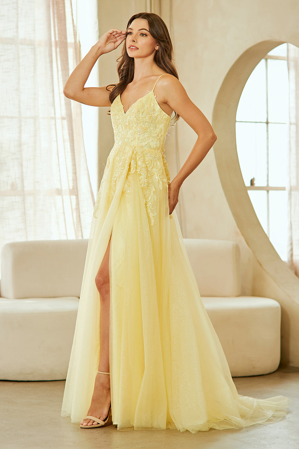 Vestido en Línea A de Tul con Forro y con Abertura a aun costado y detalles de Encaje brilloso (Varios Colores)