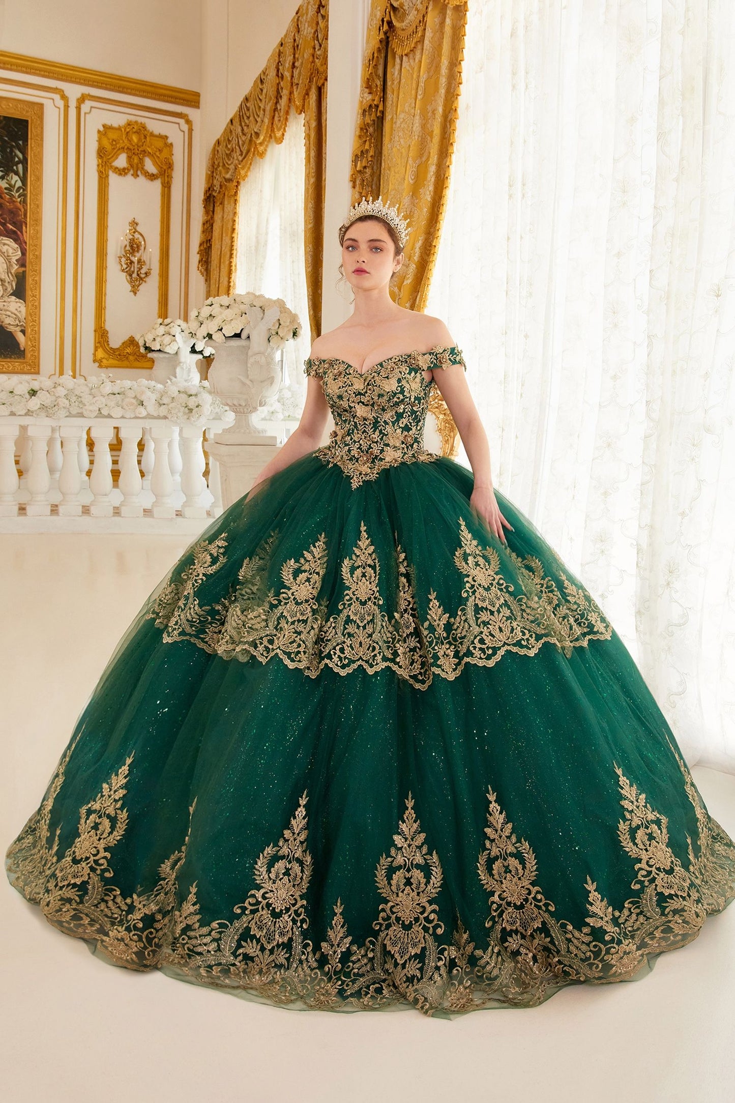 Vestido XV Años Tipo Princea a capas con decoraciones en Encaje Dorado (Varios Colores)