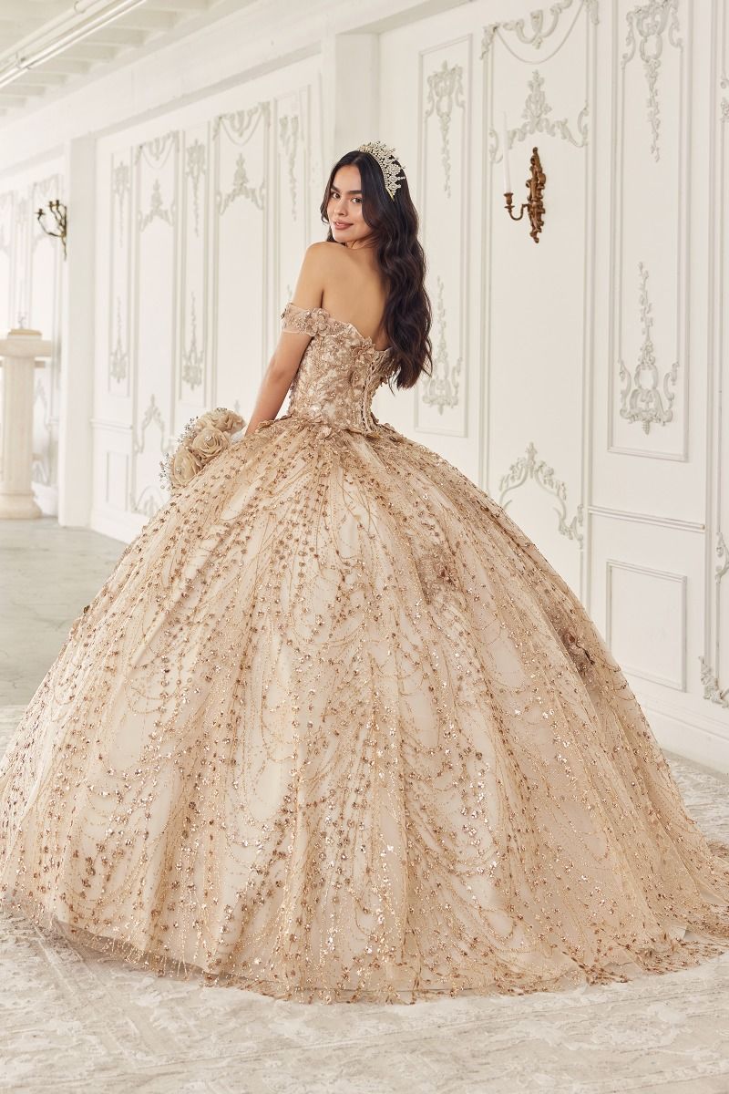 Vestido XV Años Con Estampado Floral y Brillo Sin Hombros Color Champagne.