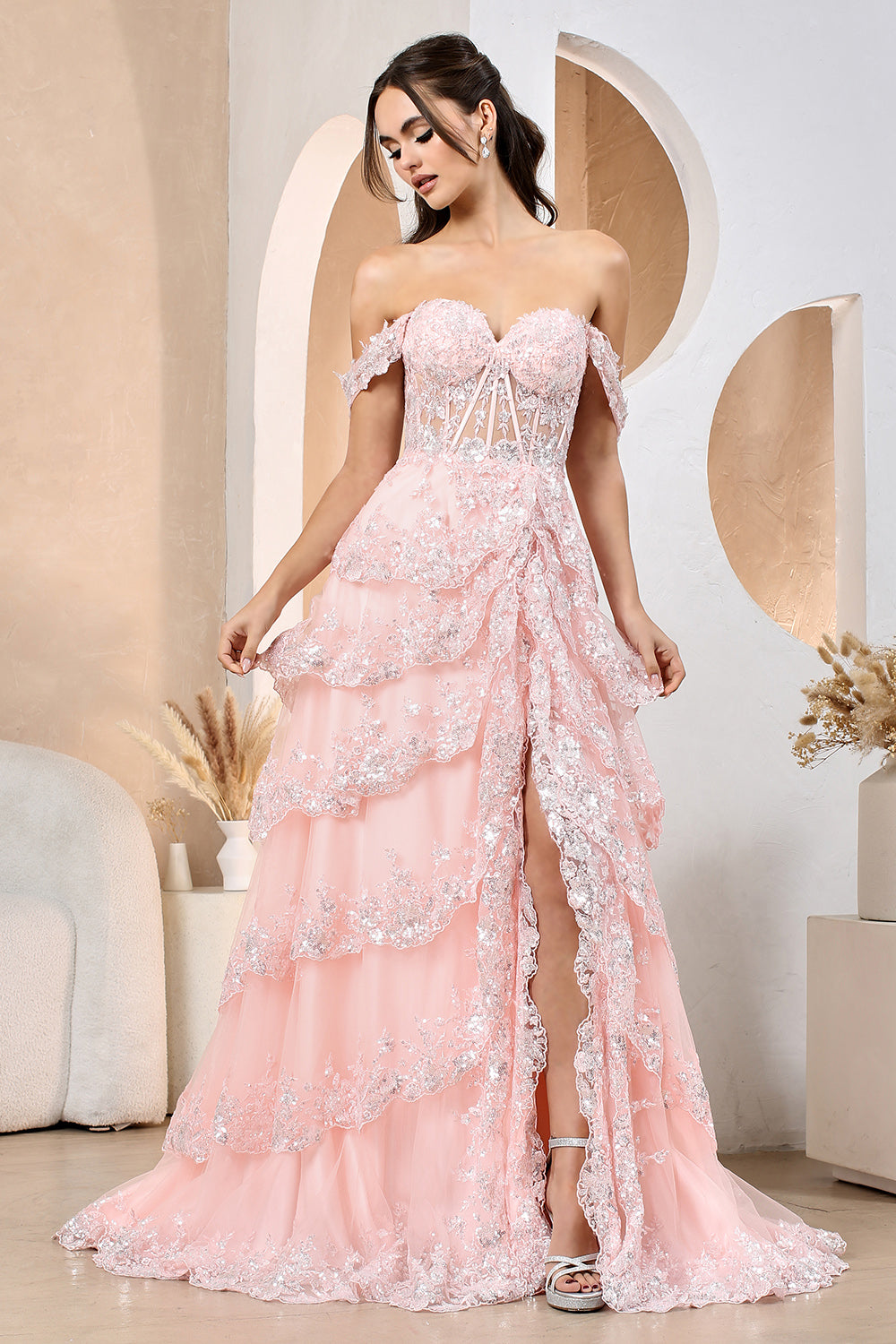 Vestido con Abertura y Encaje en Capas. (Vario Colores)