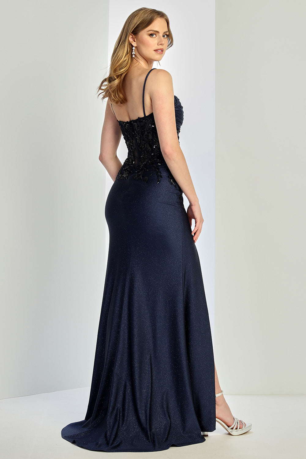 Vestido Recto con Abertura Bordado Escote de Corazón con Tirantes (Varios Colores)