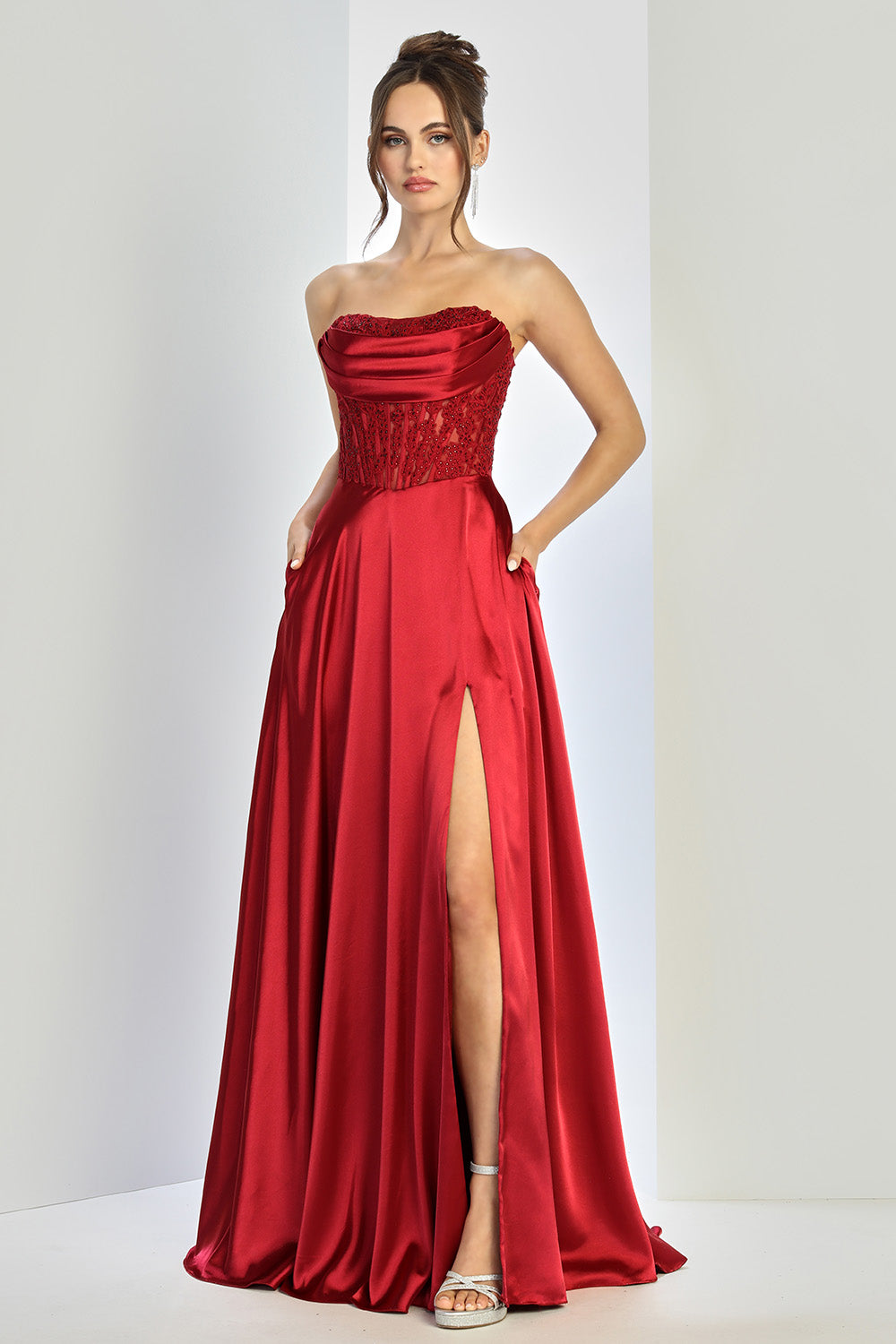 Vestido en A con Bordado en Corsé y Abertura en la Pierna (Varios Colores)