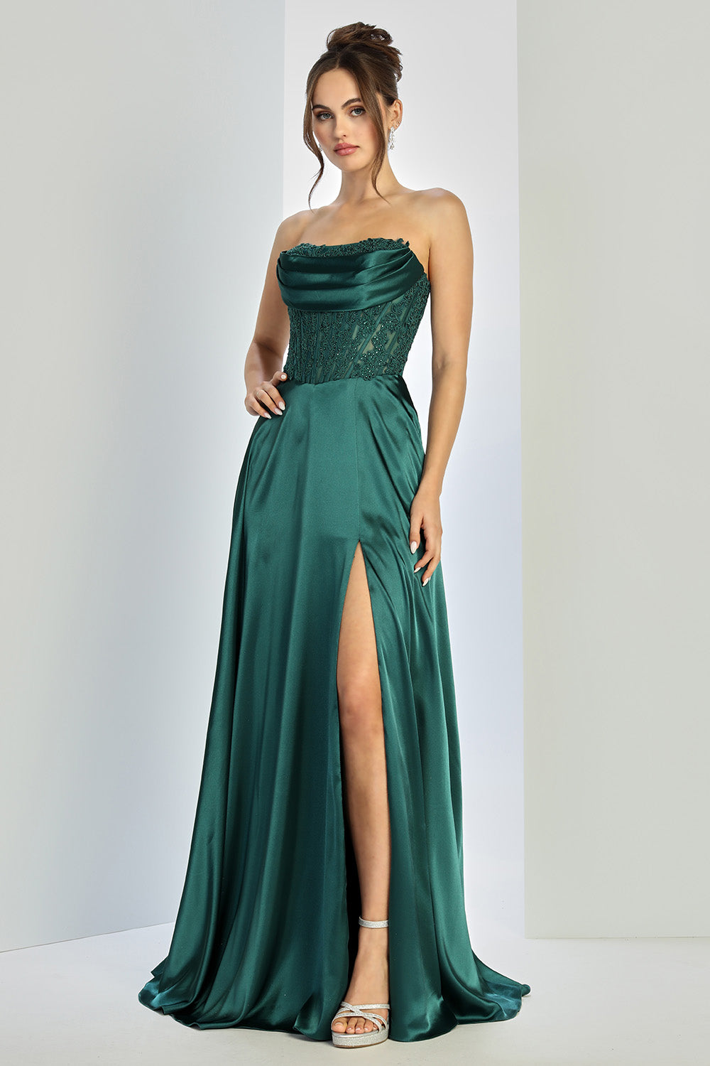 Vestido en A con Bordado en Corsé y Abertura en la Pierna (Varios Colores)