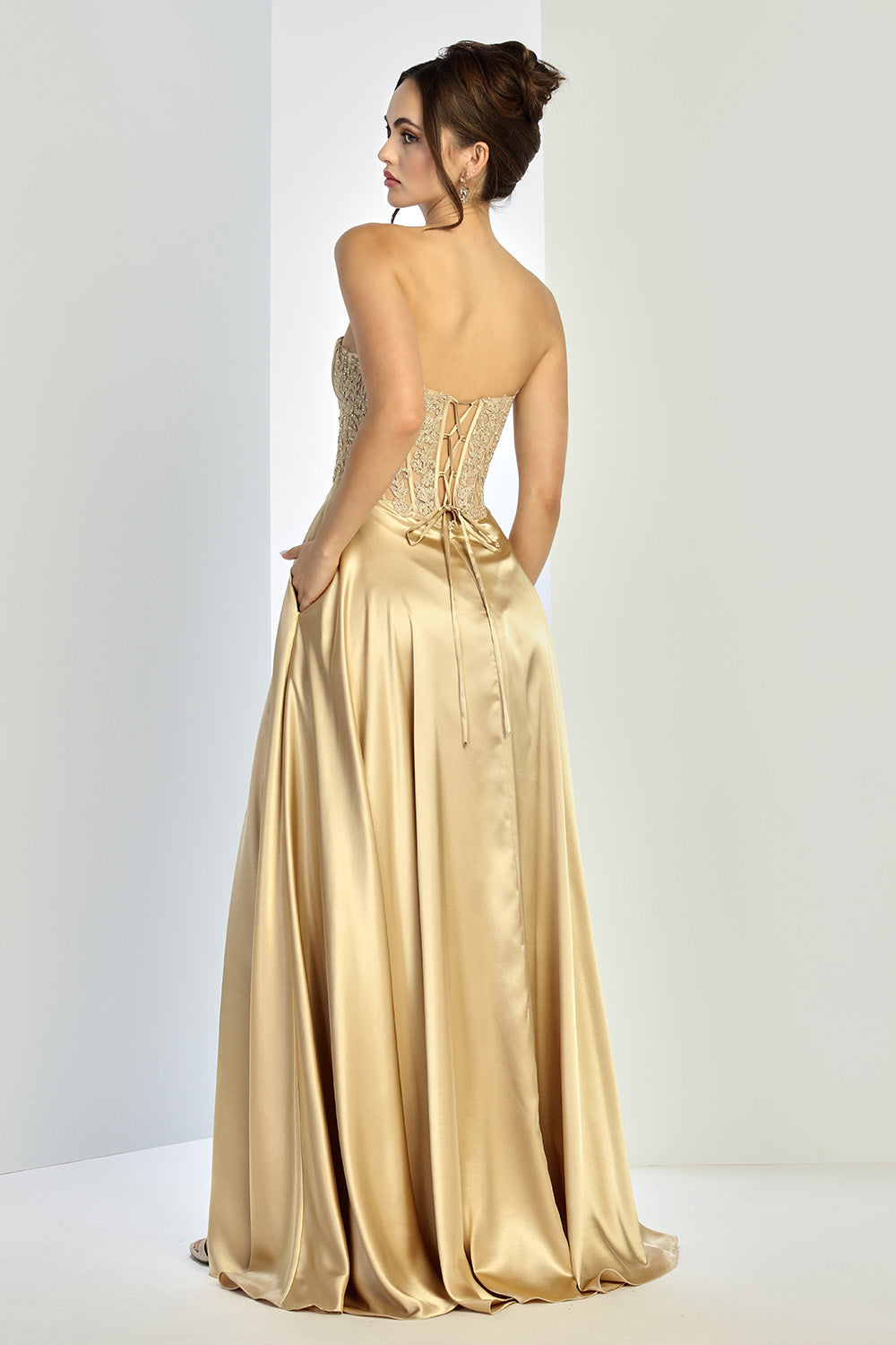 Vestido en A con Bordado en Corsé y Abertura en la Pierna (Varios Colores)