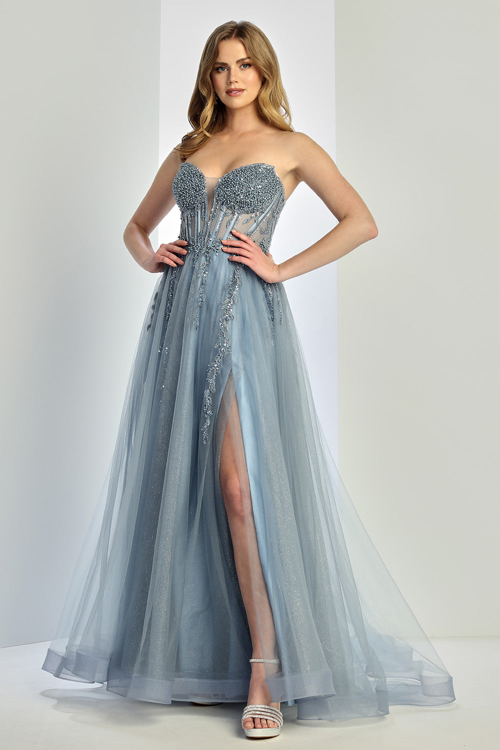 Vestido en Línea A con Aberura en la Pierna y Busto decorado con Cuentas .