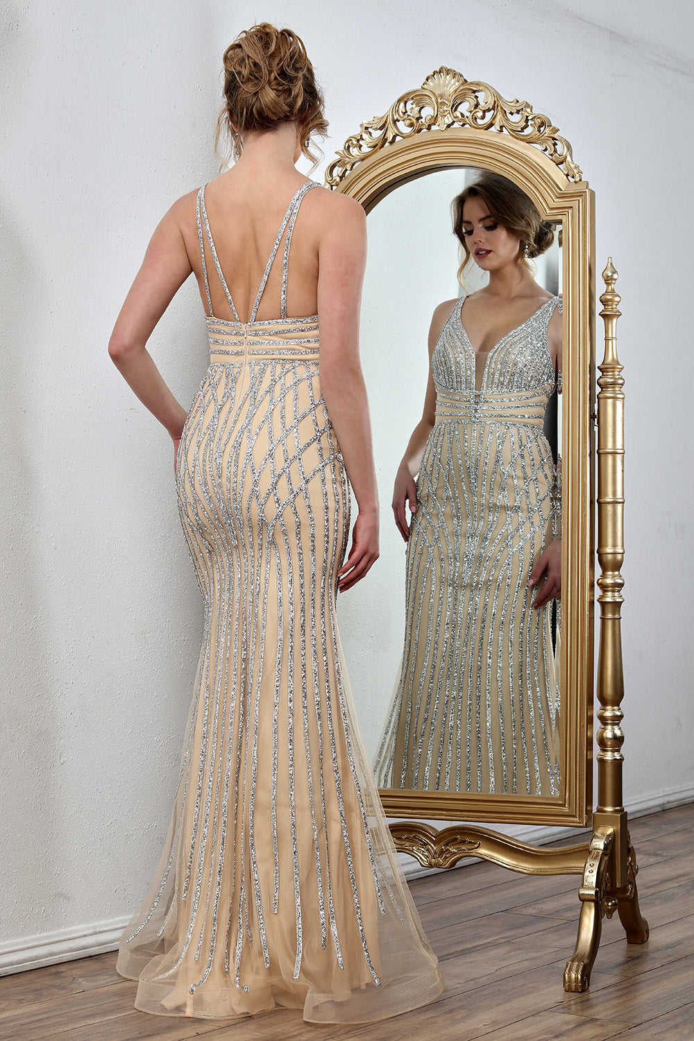 Vestido Recto con Brillos escote en V, Color Champagne Silver y Navy Silver.