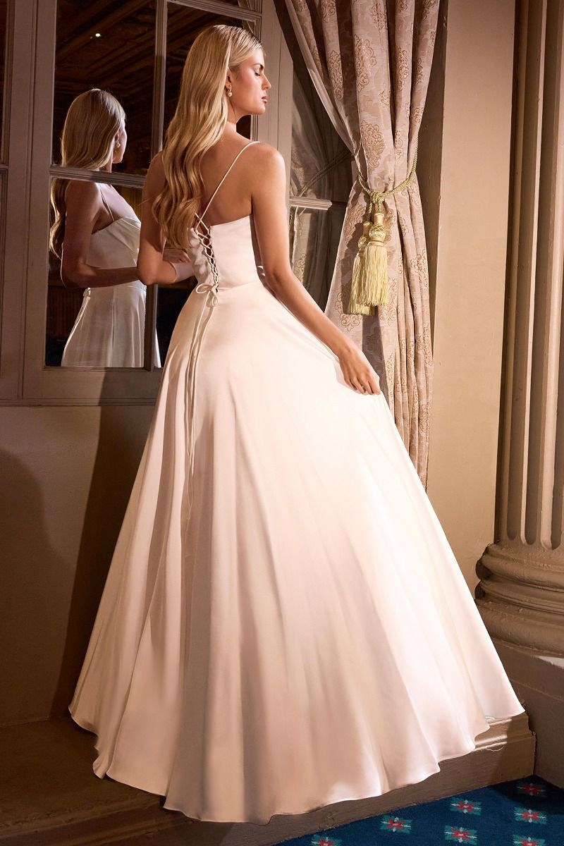 Vestido de Novia de Satén en Corte A con Escote Plisado, Tirantes finos y elegante abertura en la pierna., Color Off White.