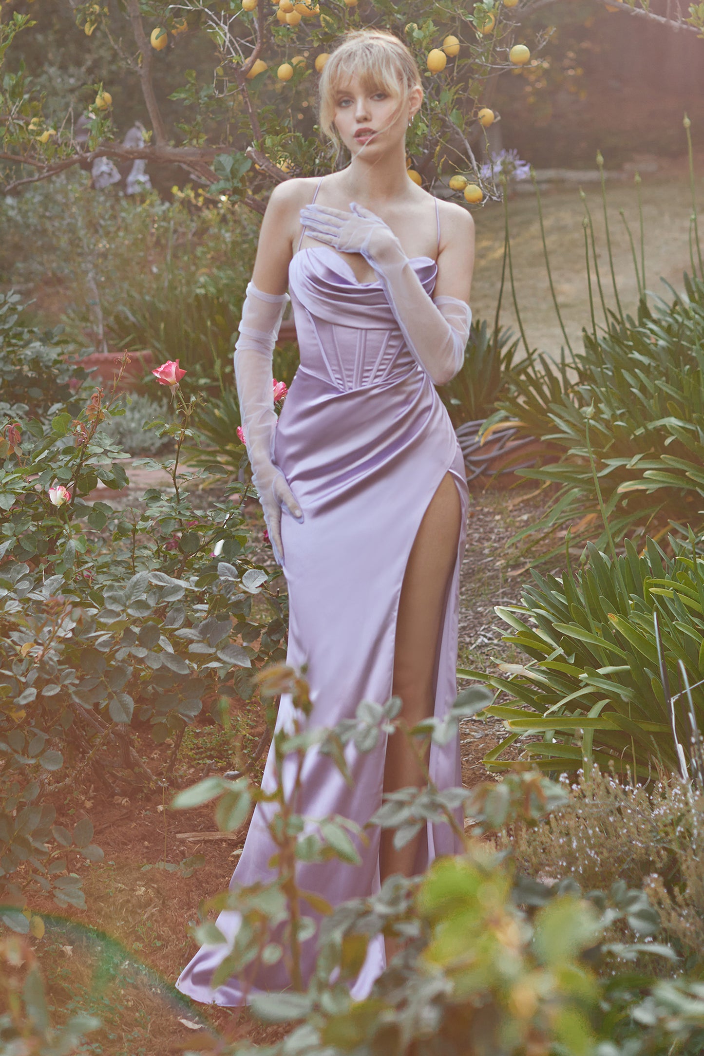 Vestido de noche con corset ajustable y tela satinada Lavender.