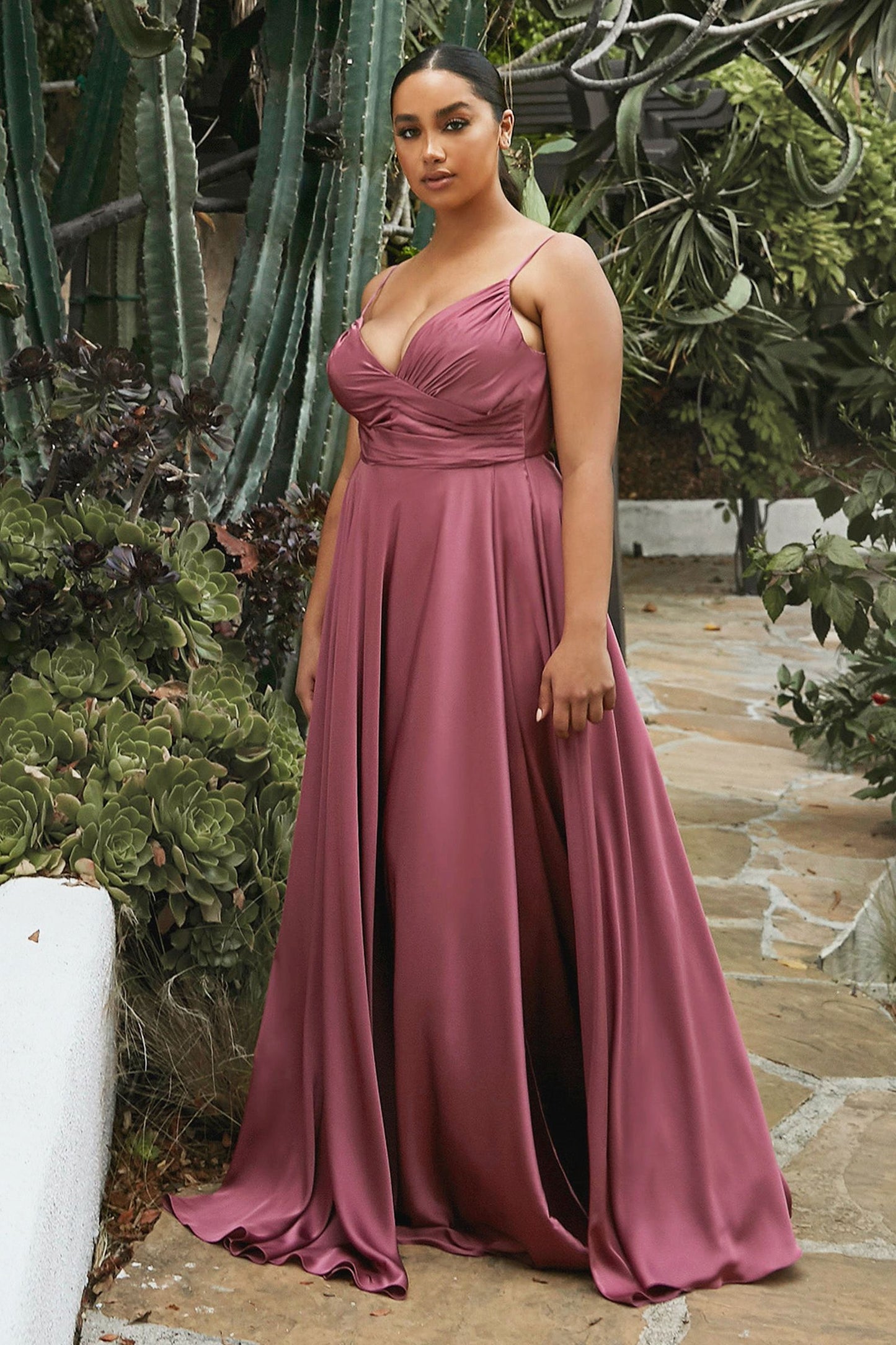 Vestido de dama de honor corte A con tela satinada con abertura en la pierna. (Curvy) (Varios Colores)