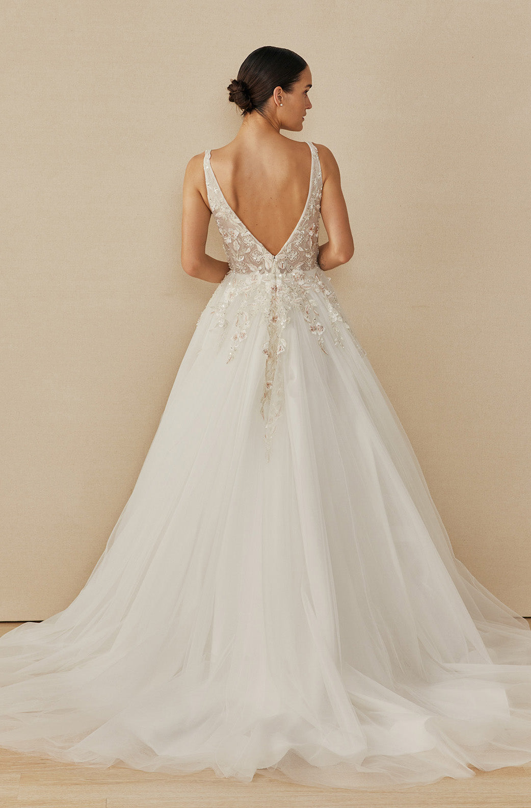 Vestido de Novia Sin Mangas, Cuello en V y Espalda Abierta.