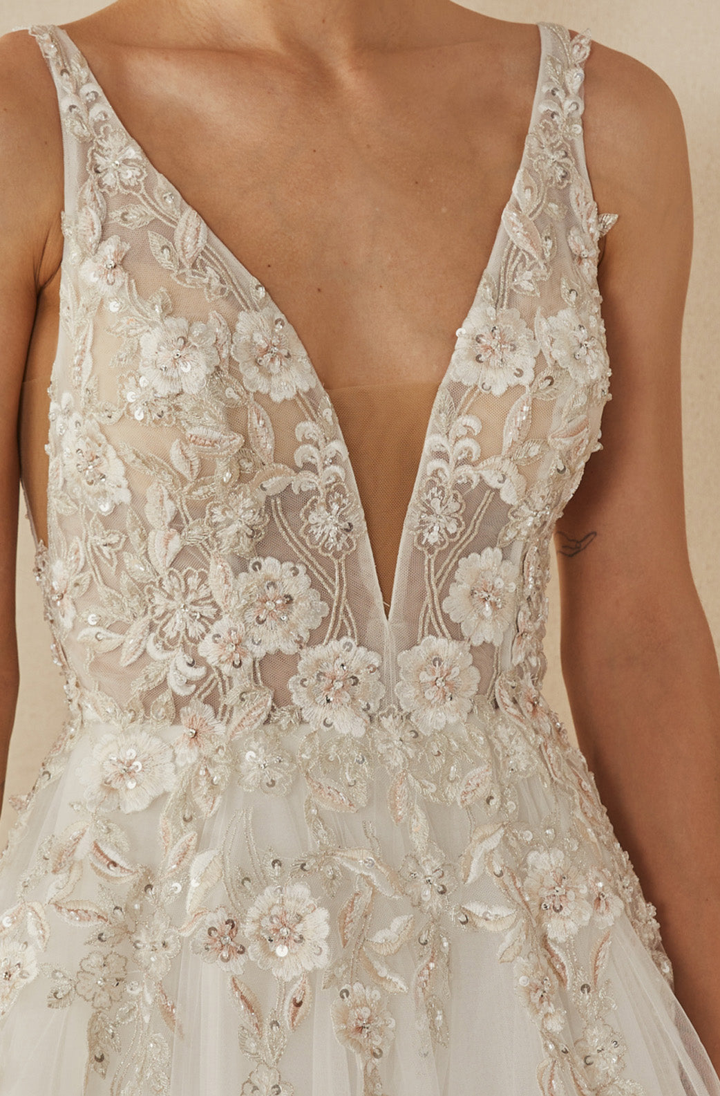 Vestido de Novia Sin Mangas, Cuello en V y Espalda Abierta.