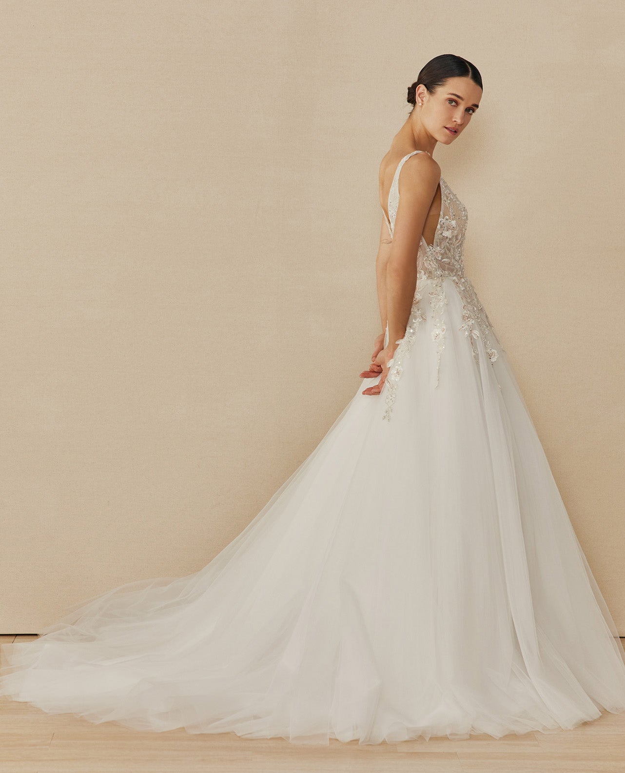 Vestido de Novia Sin Mangas, Cuello en V y Espalda Abierta.