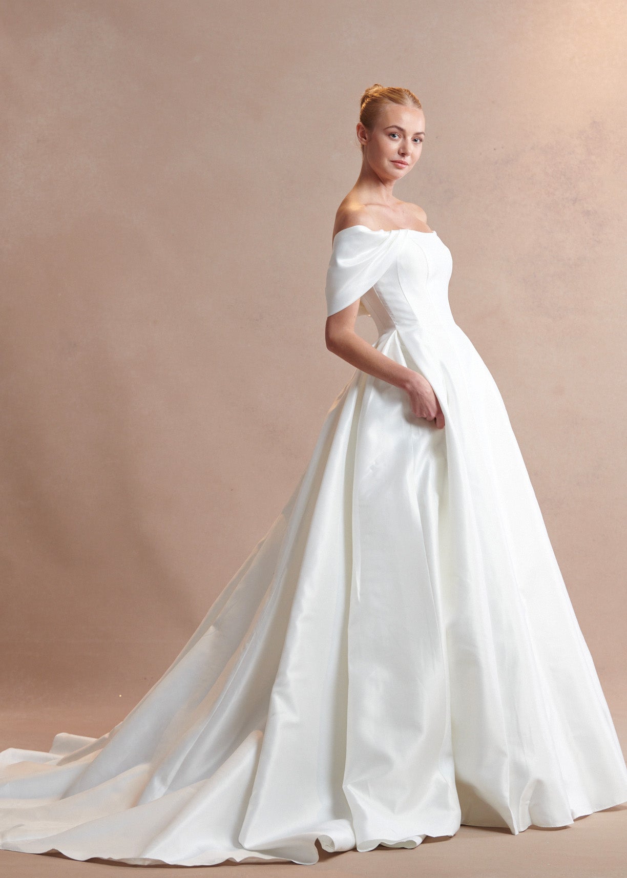Vestido de Novia con hombros descubiertos, escote redondo y bolsillos laterales Color Off White