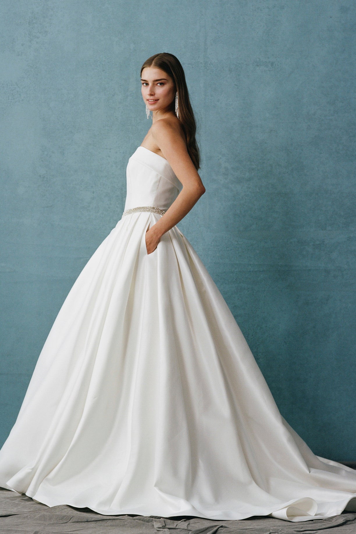 Vestido de Novia, Cuello Recto,con Bolsillos Laterales  y coon Cinturon Fijo.