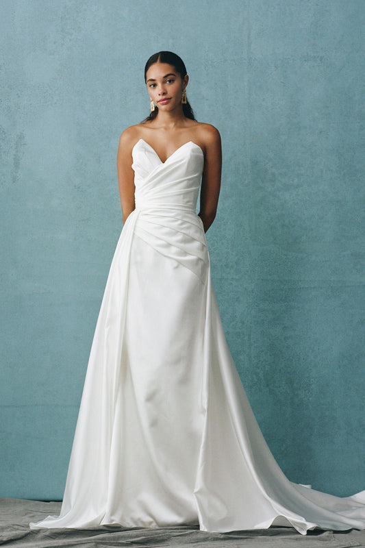 Vestido Línea A  Escote de Corazón Con Cola.