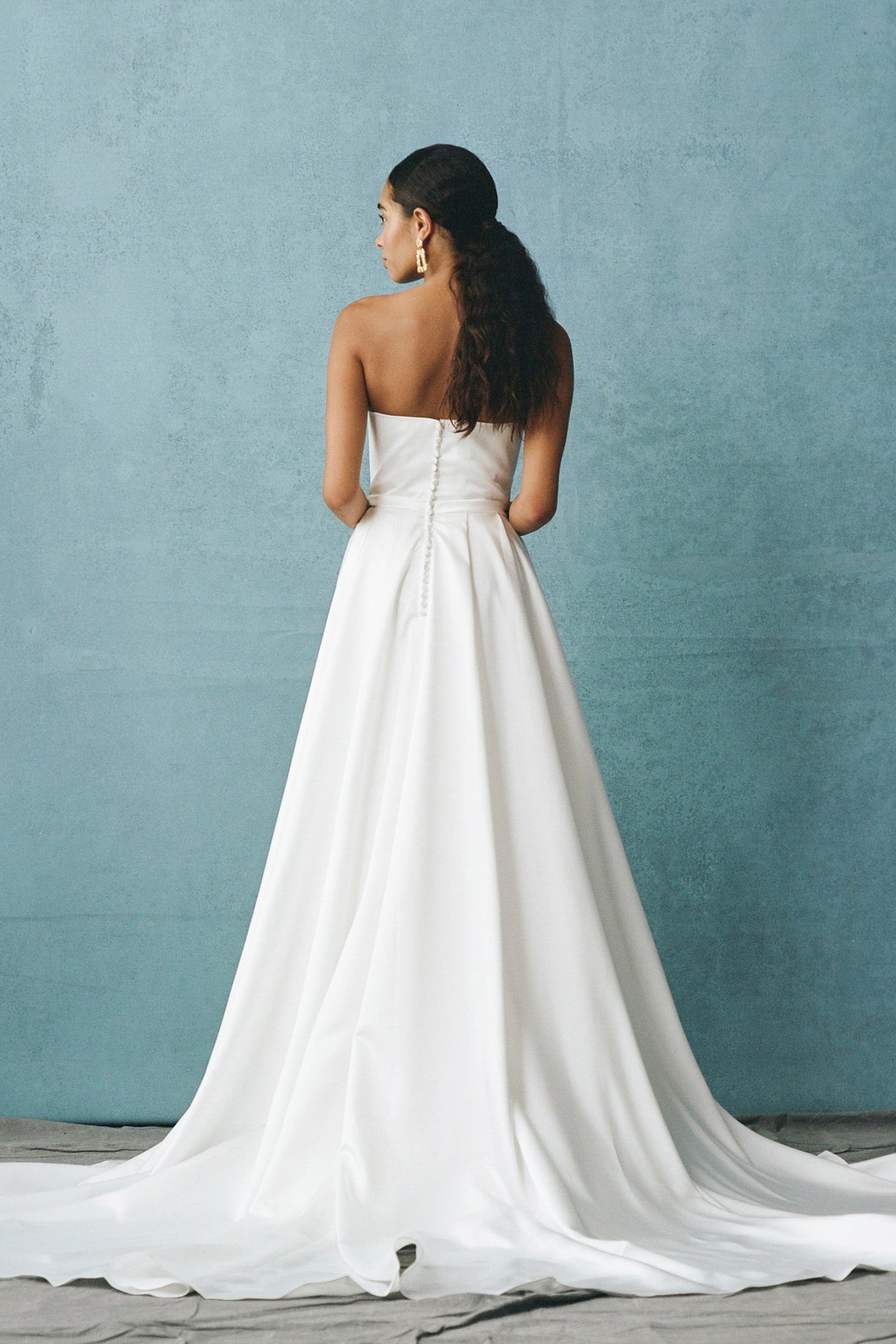 Vestido Línea A Escote de Corazón Con Cola.