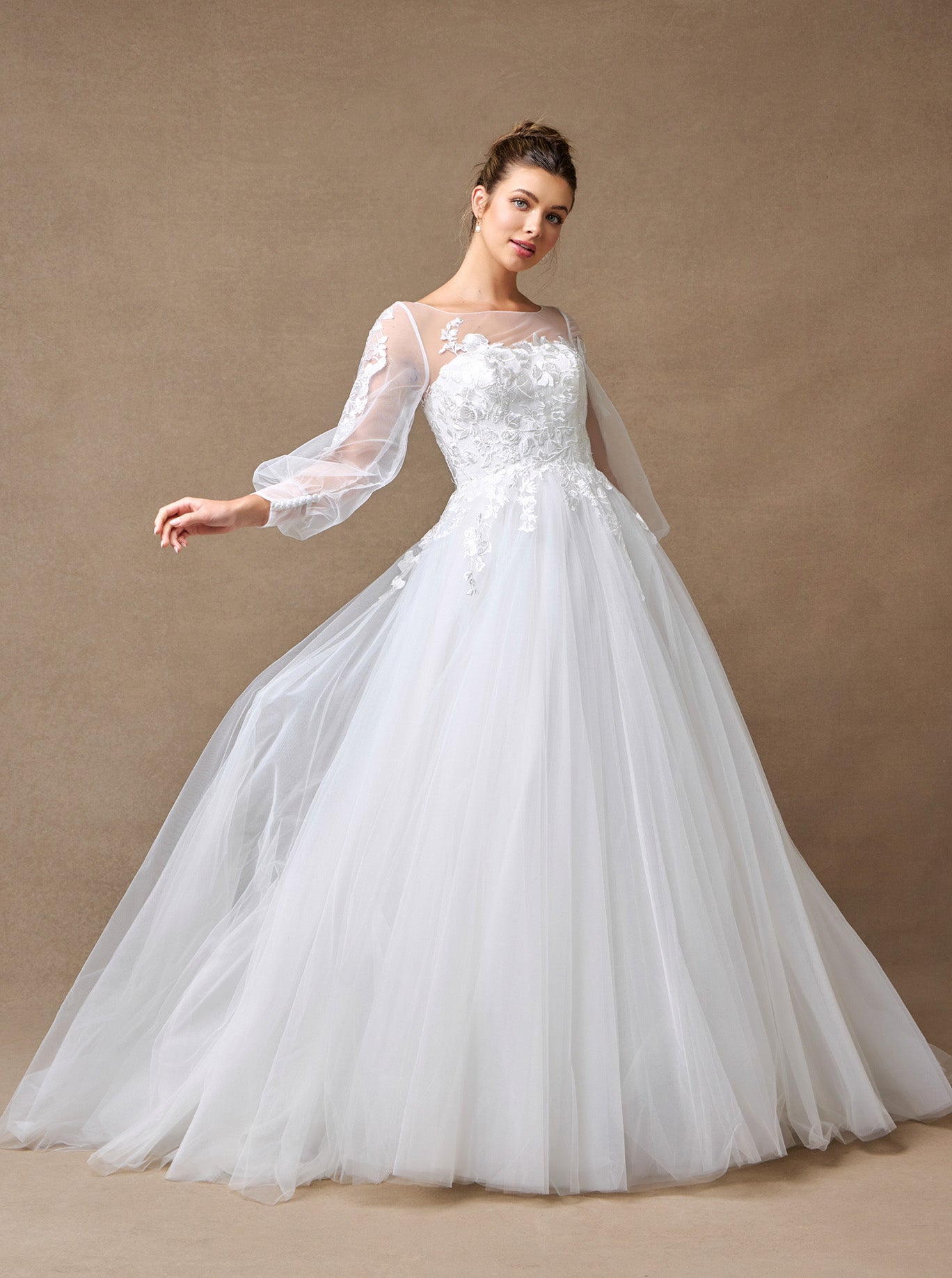 Vestido de Novia Línea A Con Manga Larga de Tul Con Decoraciones de Encaje Color Off White.