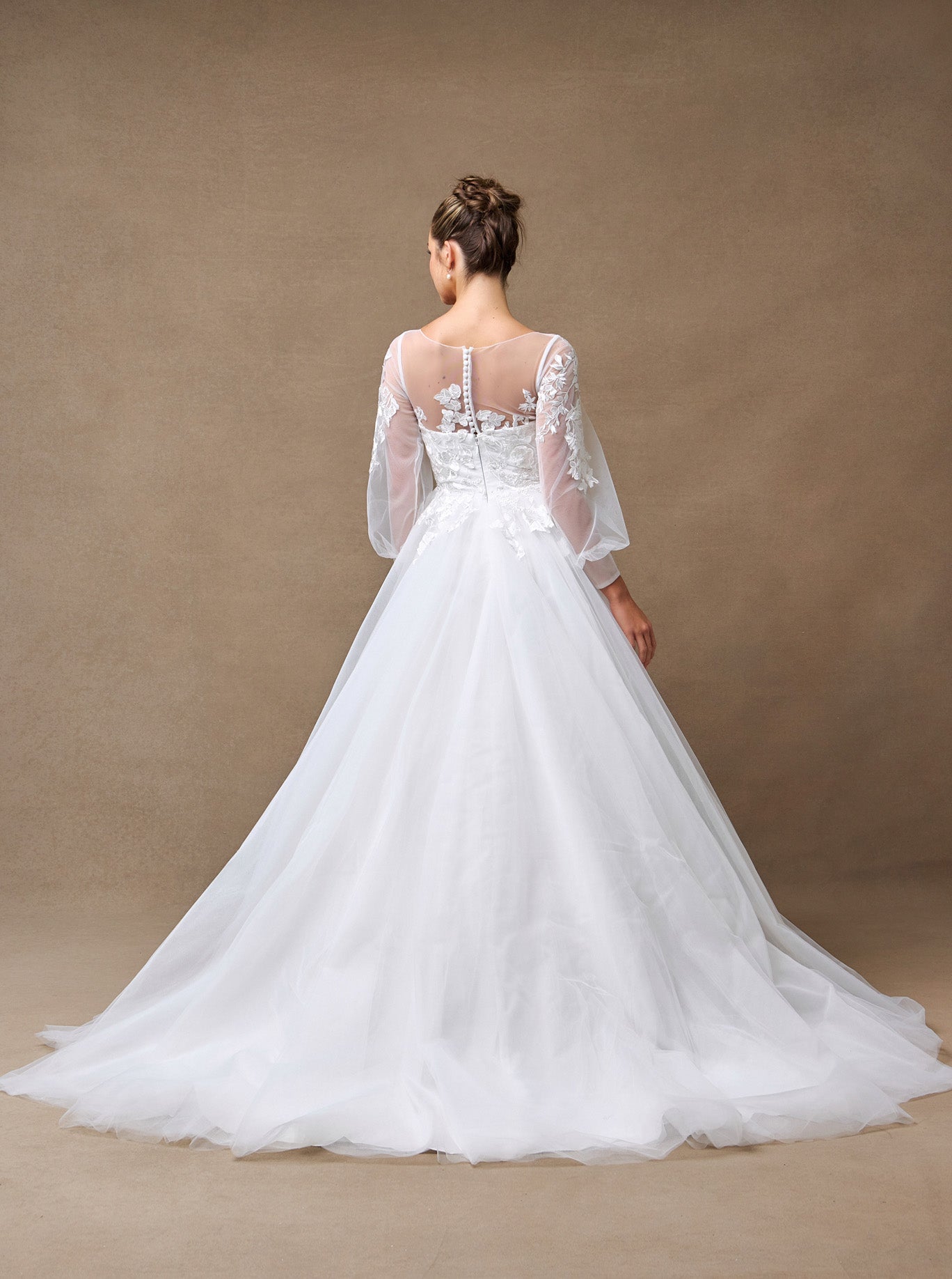 Vestido de Novia Línea A Con Manga Larga de Tul Con Decoraciones de Encaje Color Off White.