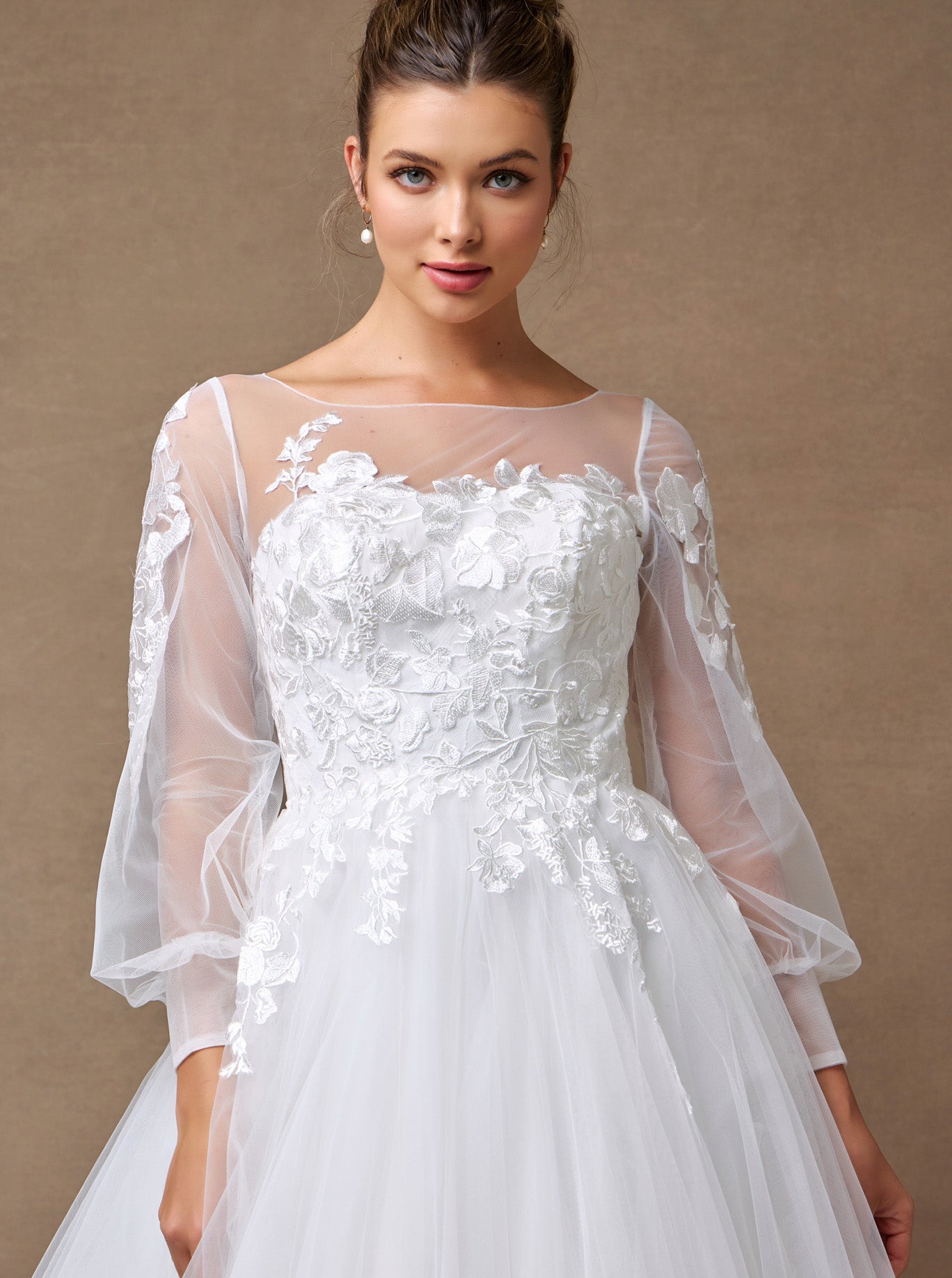 Vestido de Novia Línea A Con Manga Larga de Tul Con Decoraciones de Encaje Color Off White.