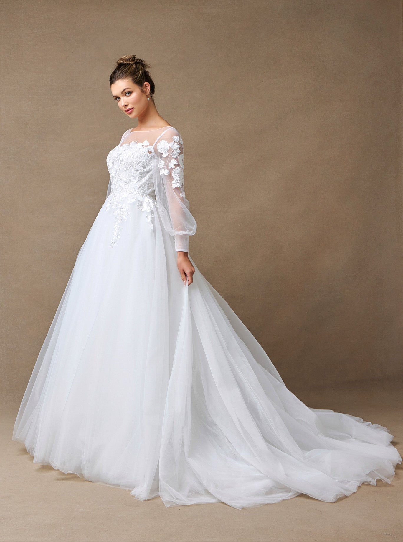 Vestido de Novia Línea A Con Manga Larga de Tul Con Decoraciones de Encaje Color Off White.