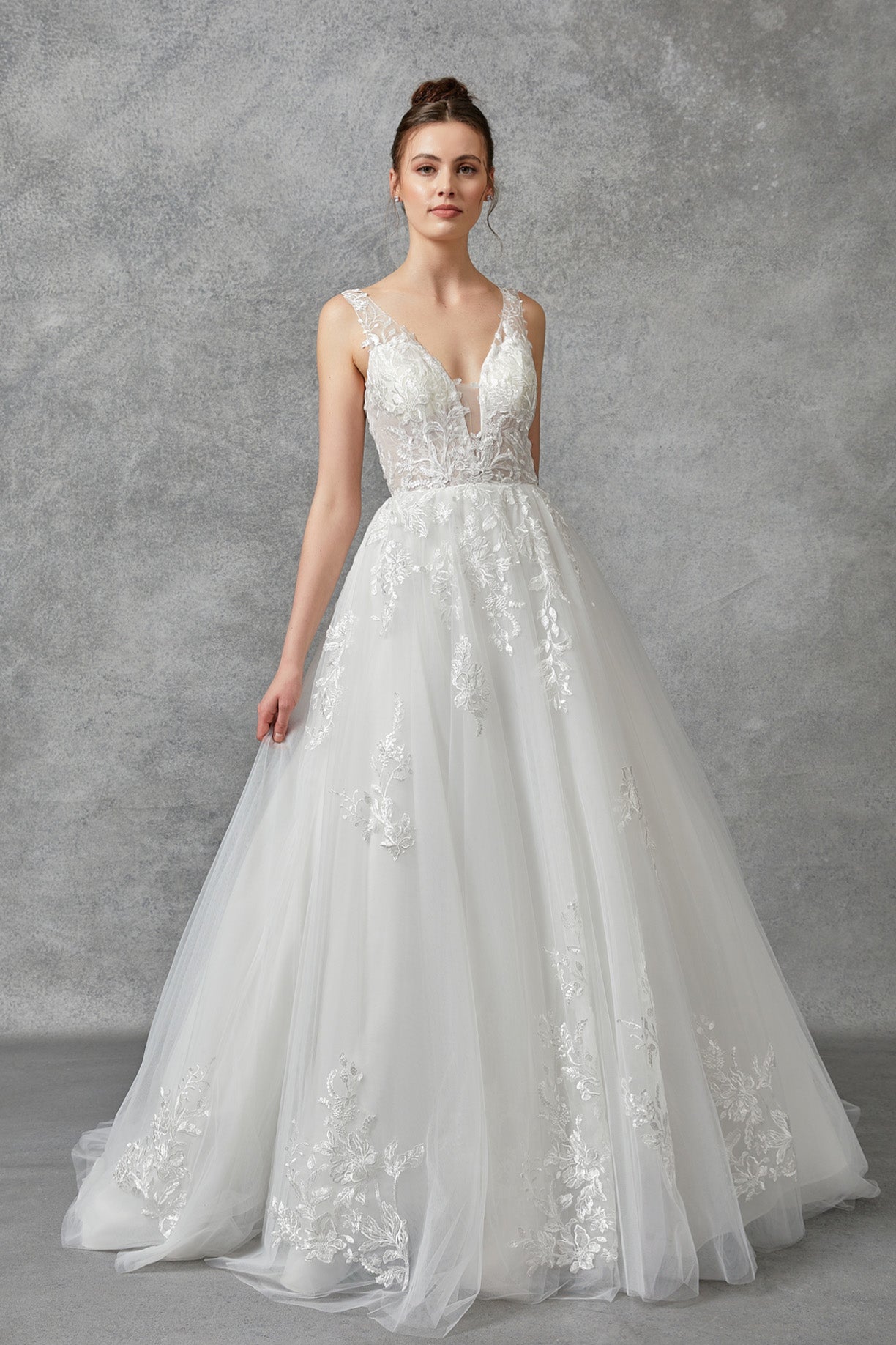 Vestido de Novia en Línea A de Tul con Aplicaciones de Encaje Y Cuello en V Color Off White