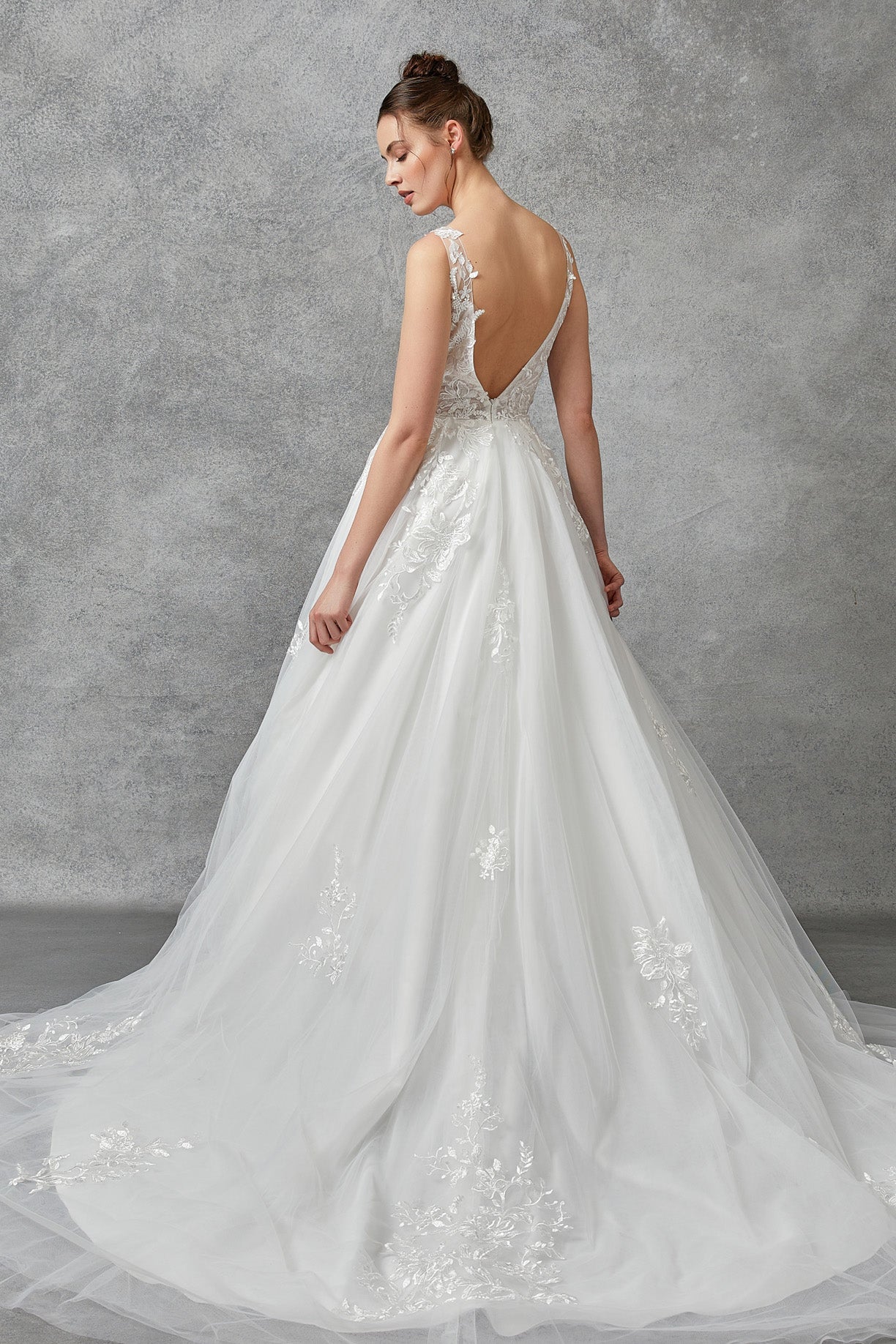 Vestido de Novia en Línea A de Tul con Aplicaciones de Encaje Y Cuello en V Color Off White