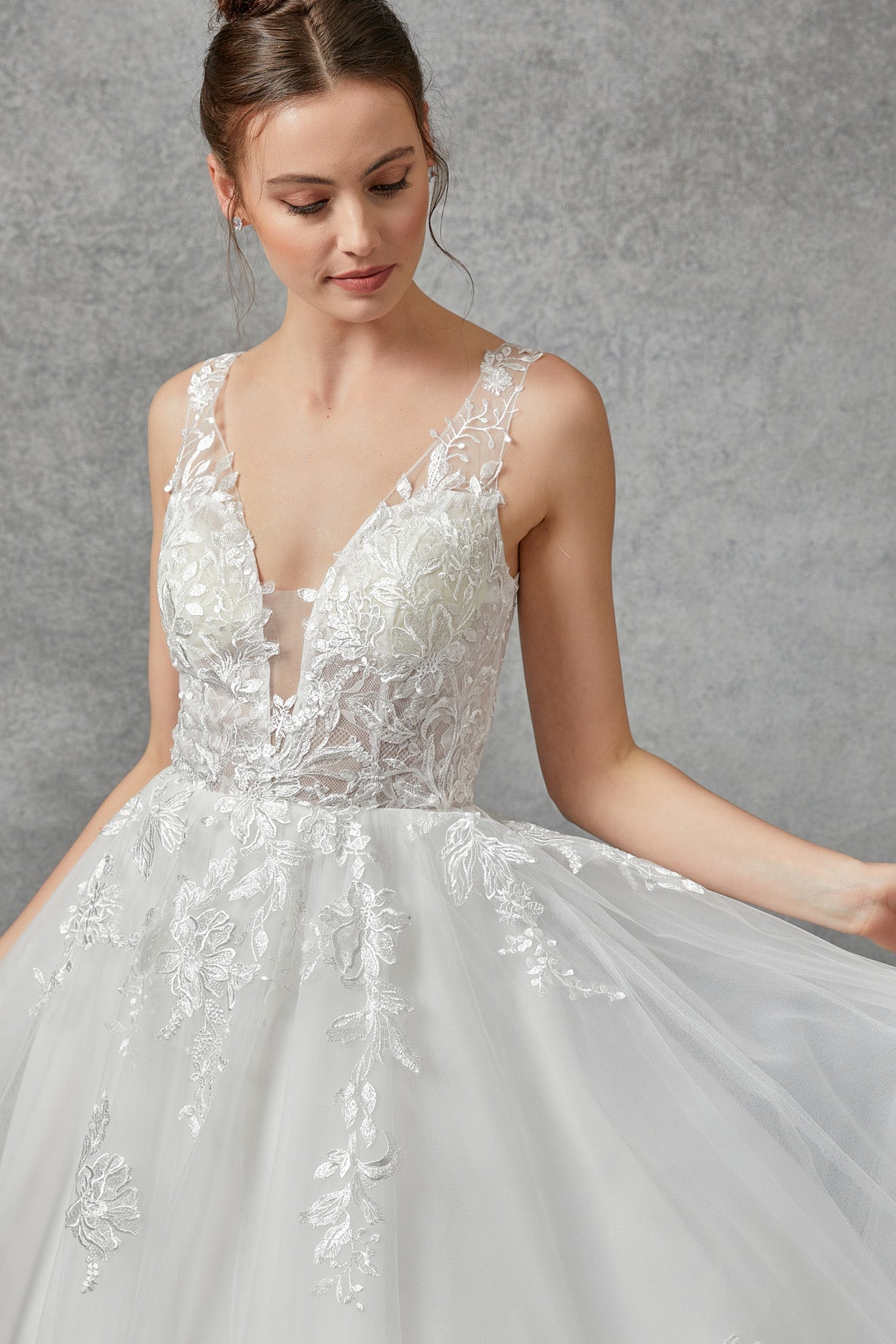 Vestido de Novia en Línea A de Tul con Aplicaciones de Encaje Y Cuello en V Color Off White